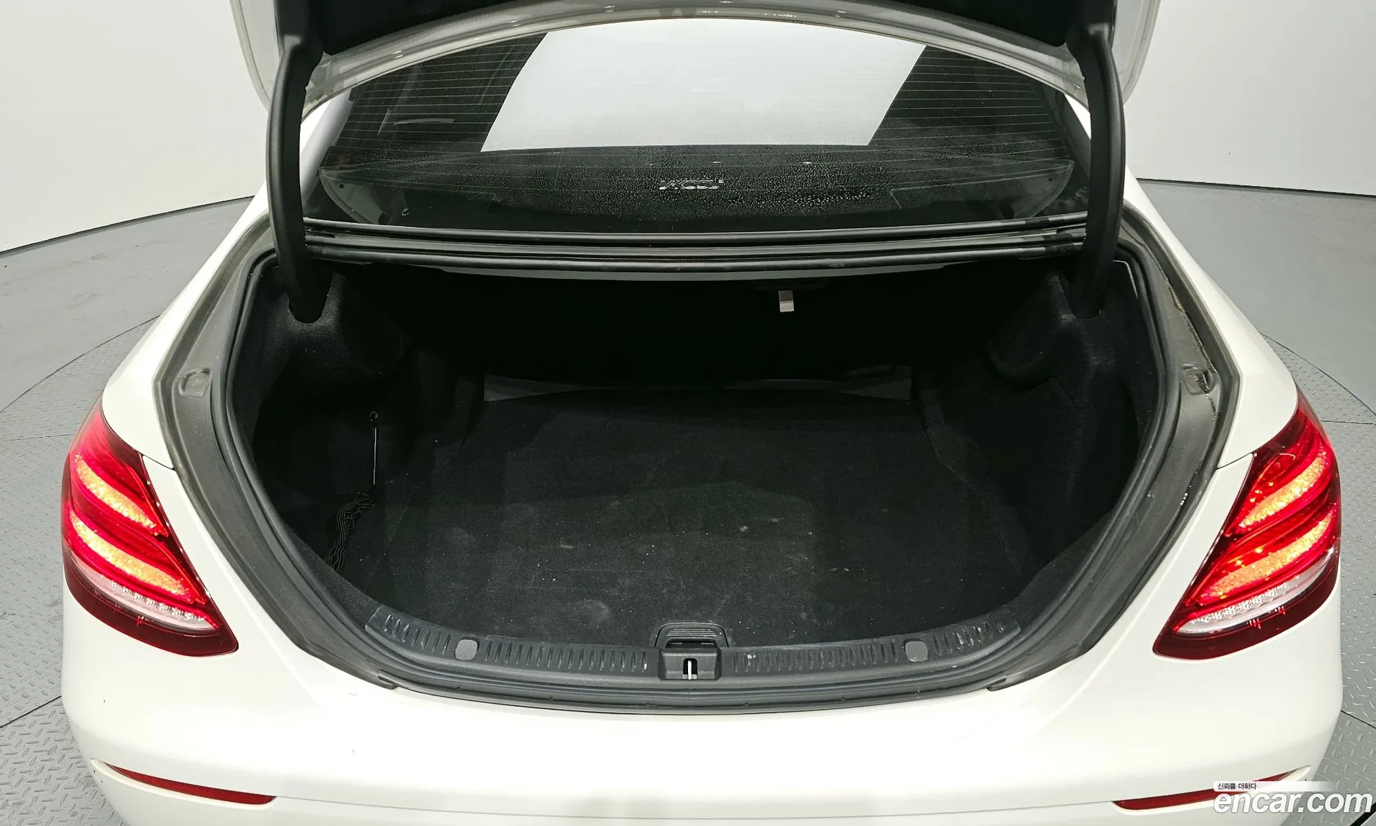 Mercedes-Benz E-Class W213 2018 WDDZF4CB1JA424282 — 12