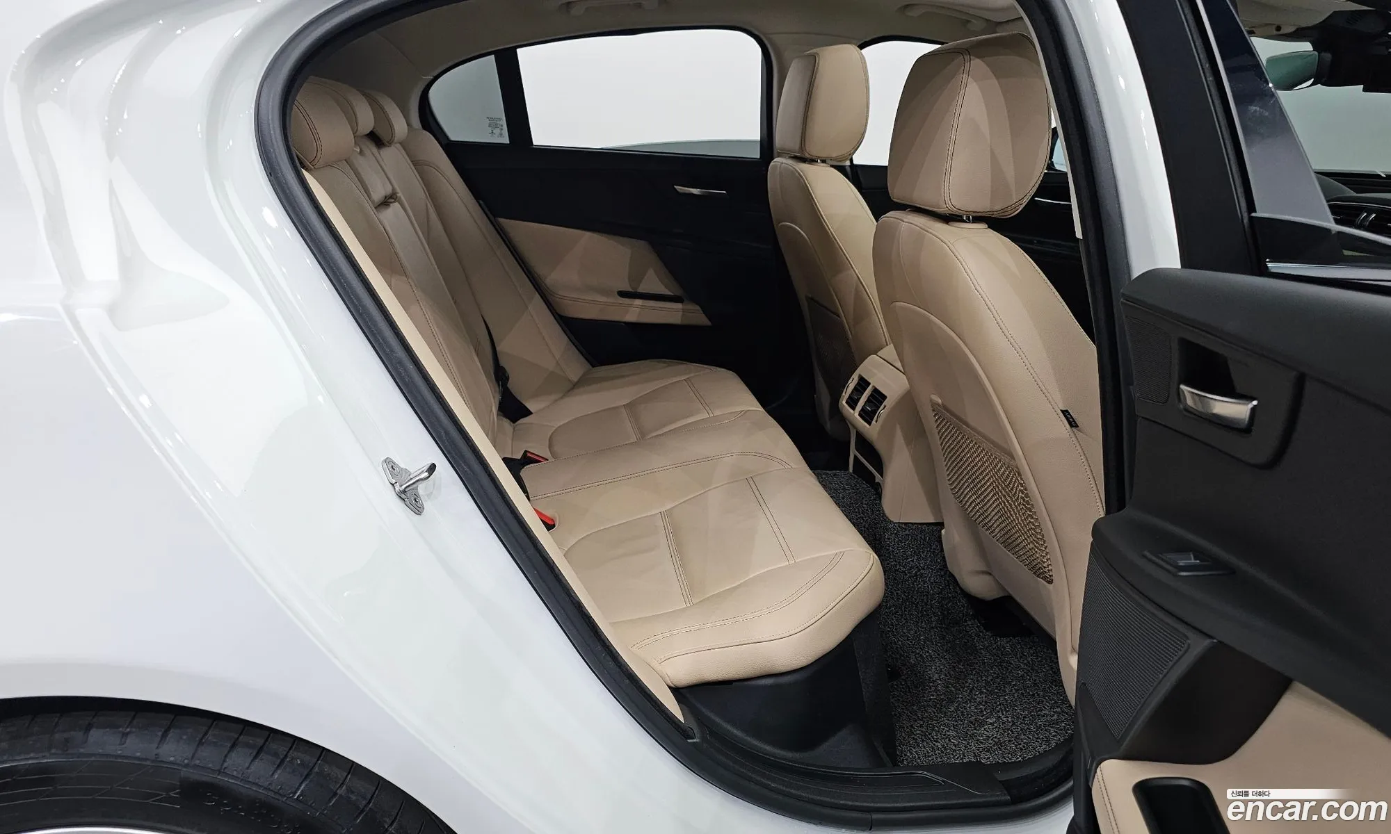 Jaguar XE 2019 SAJAB4BN6KCP45031 — 16