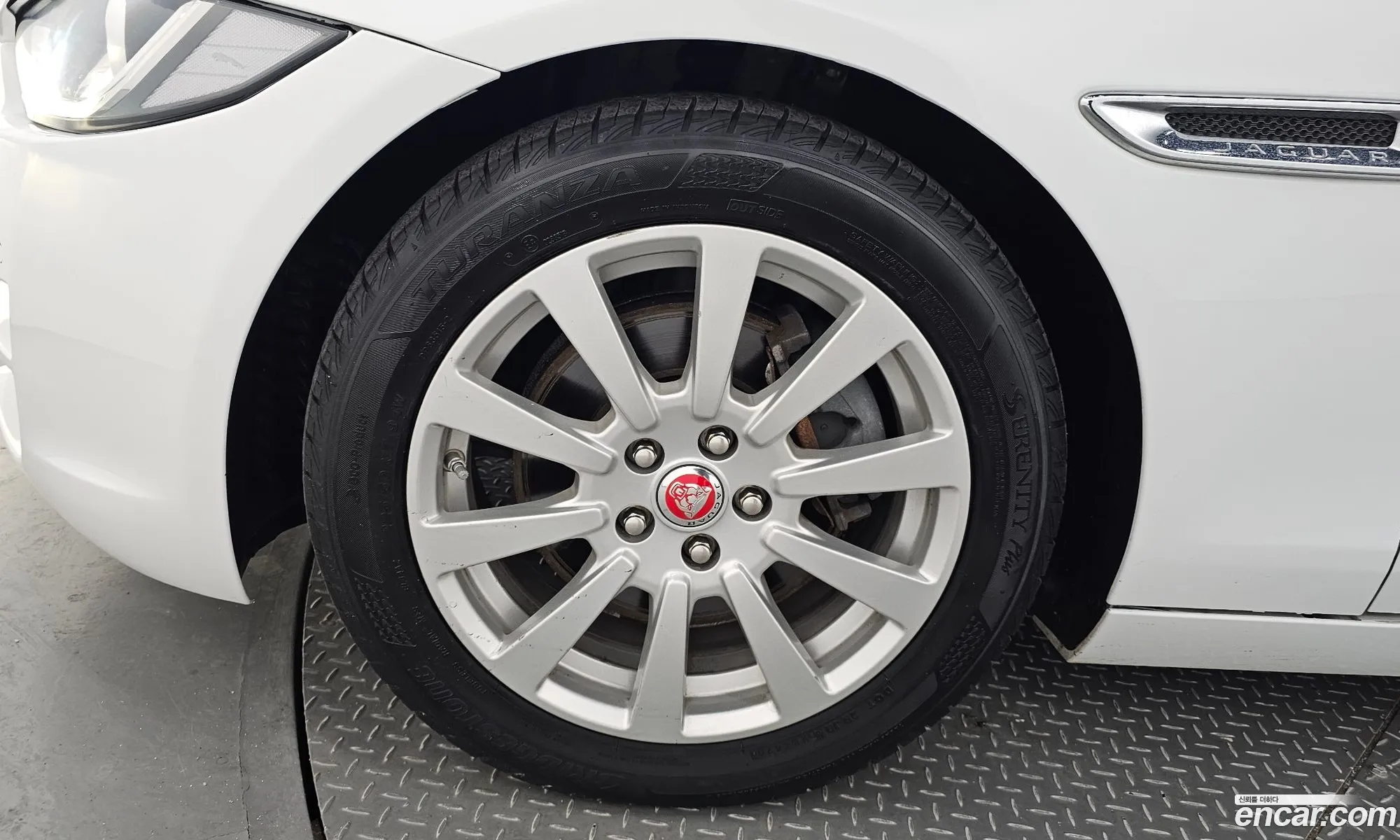 Jaguar XE 2019 SAJAB4BN6KCP45031 — 12