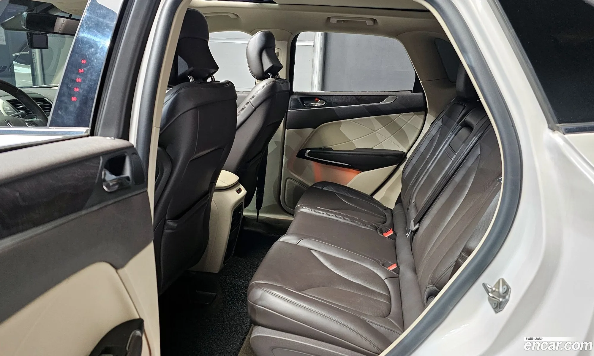 Lincoln MKC 2019 5LMCJ3D97KUL37094 — 10