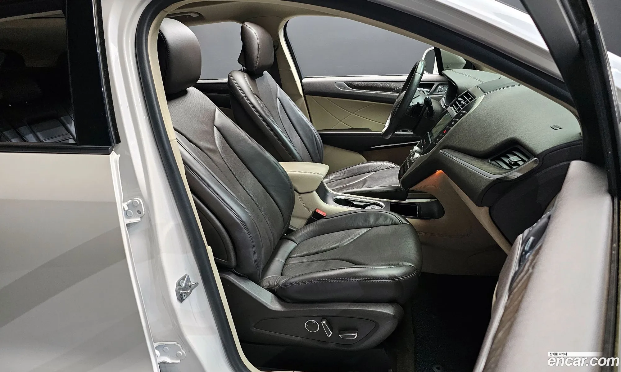 Lincoln MKC 2019 5LMCJ3D97KUL37094 — 11