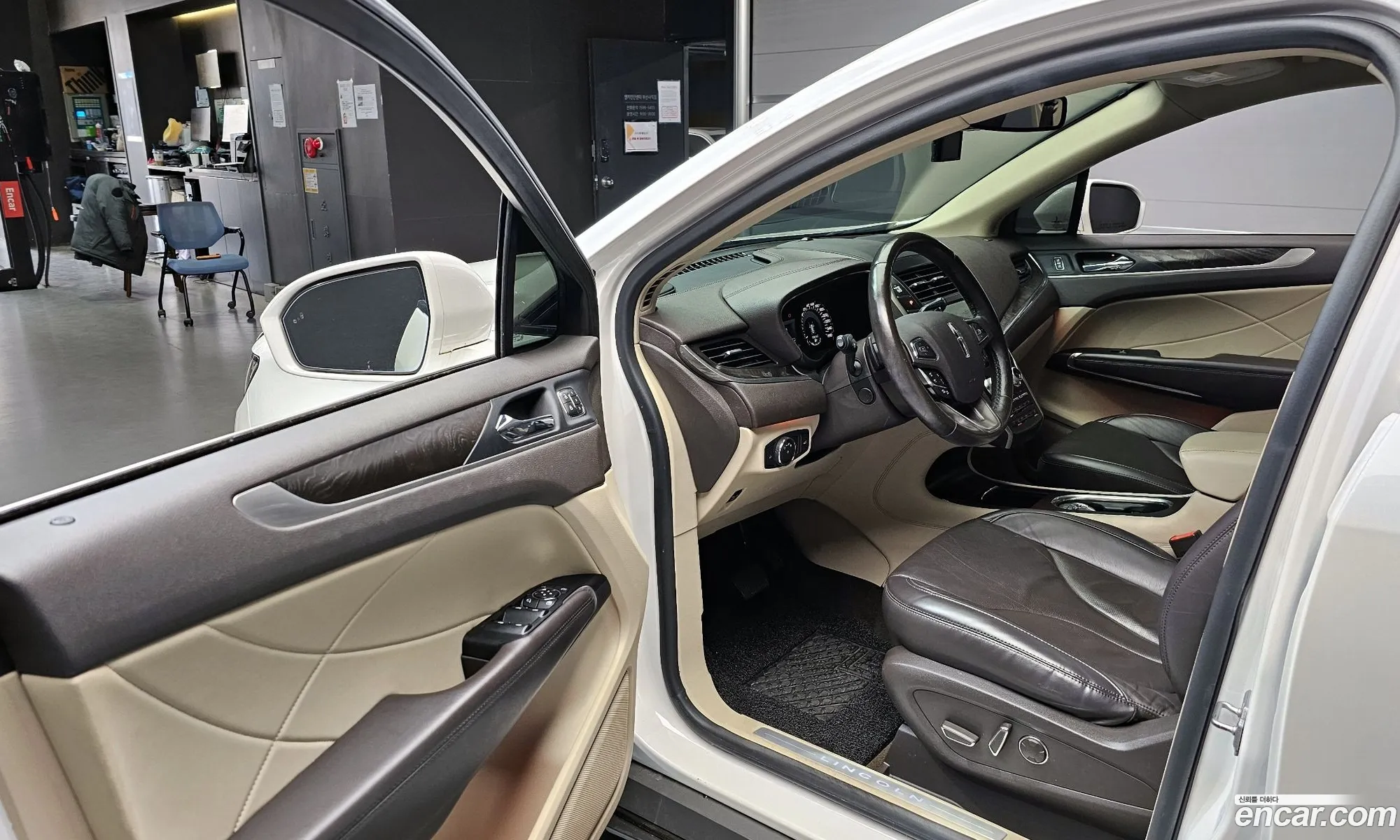 Lincoln MKC 2019 5LMCJ3D97KUL37094 — 18