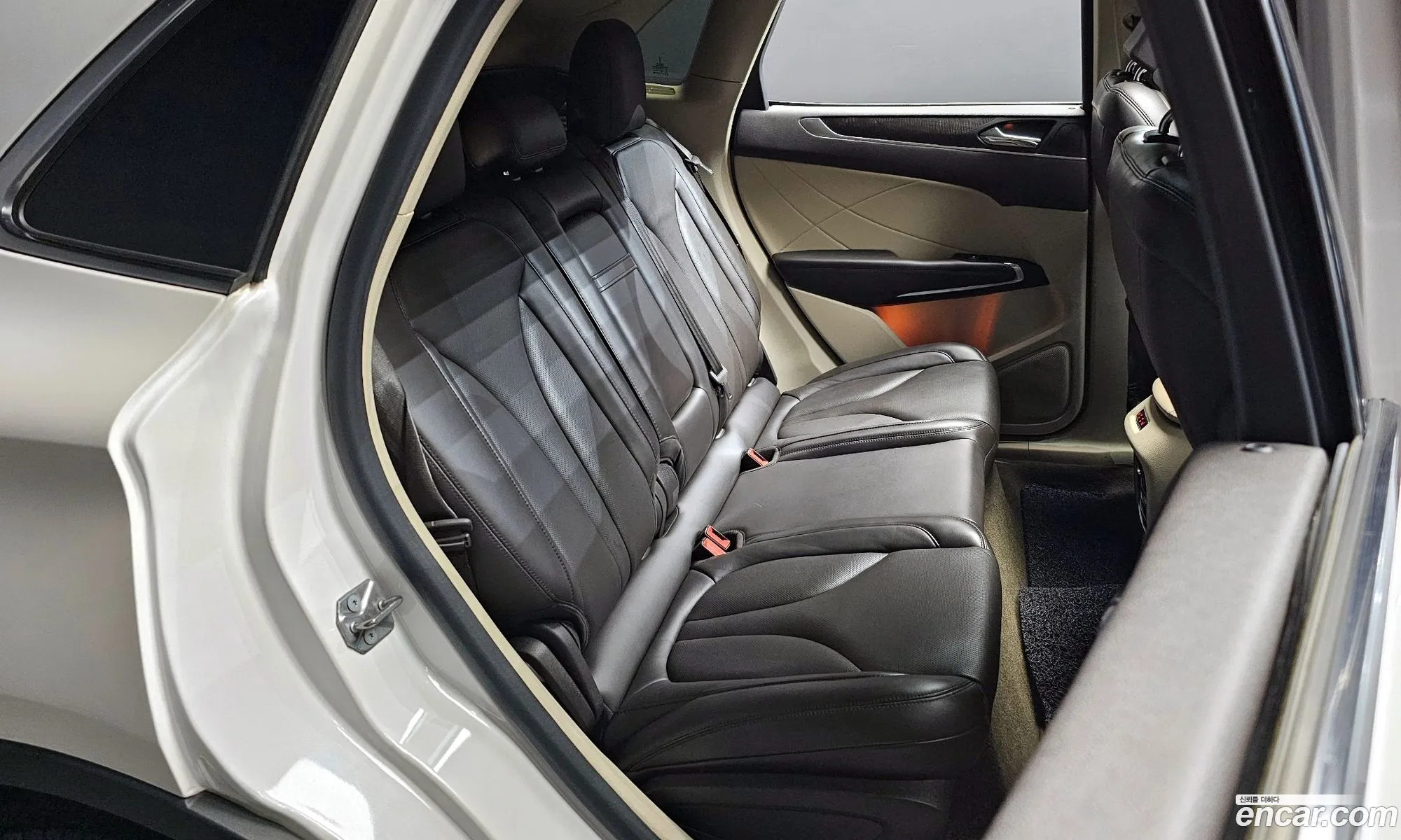 Lincoln MKC 2019 5LMCJ3D97KUL37094 — 9