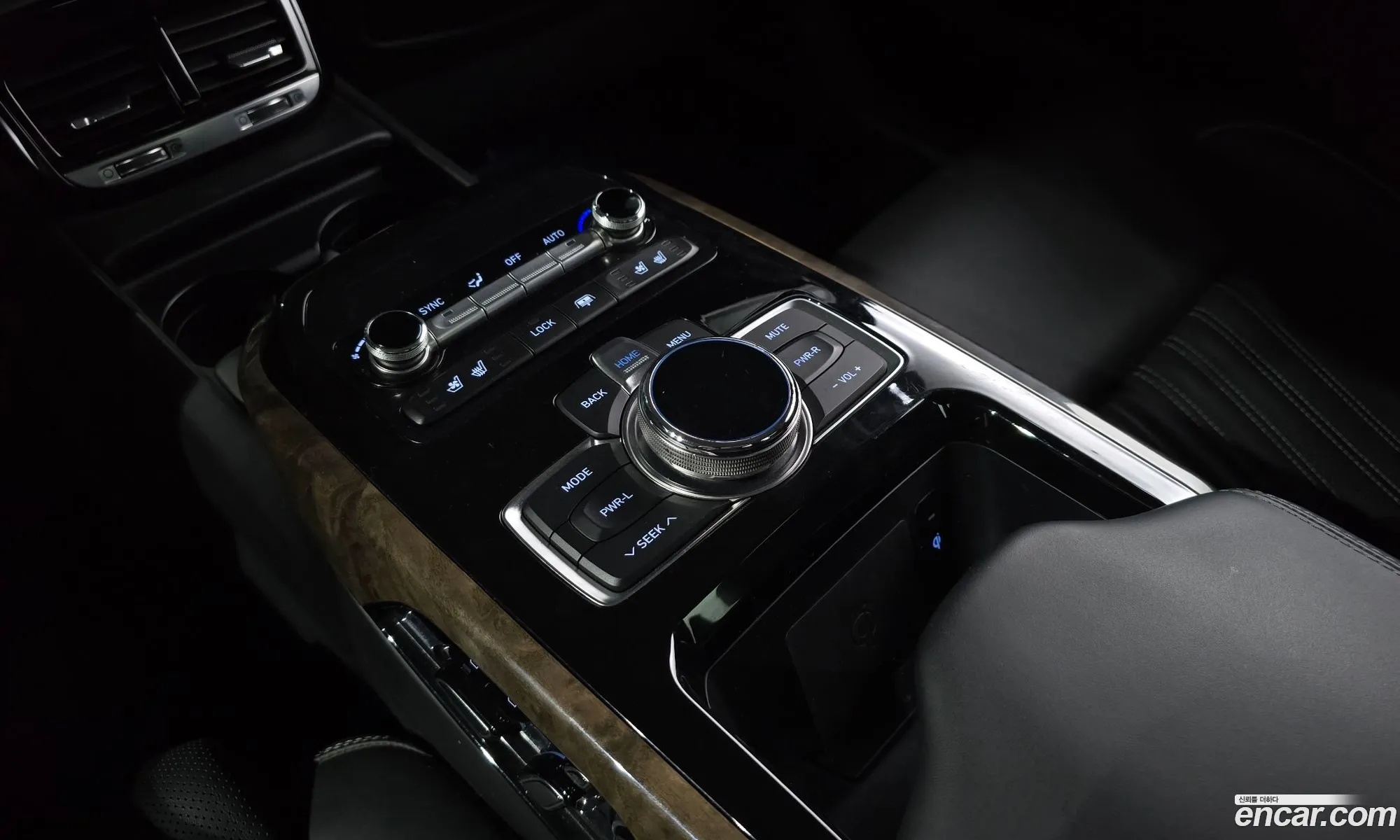 Genesis EQ900 2016 — 18