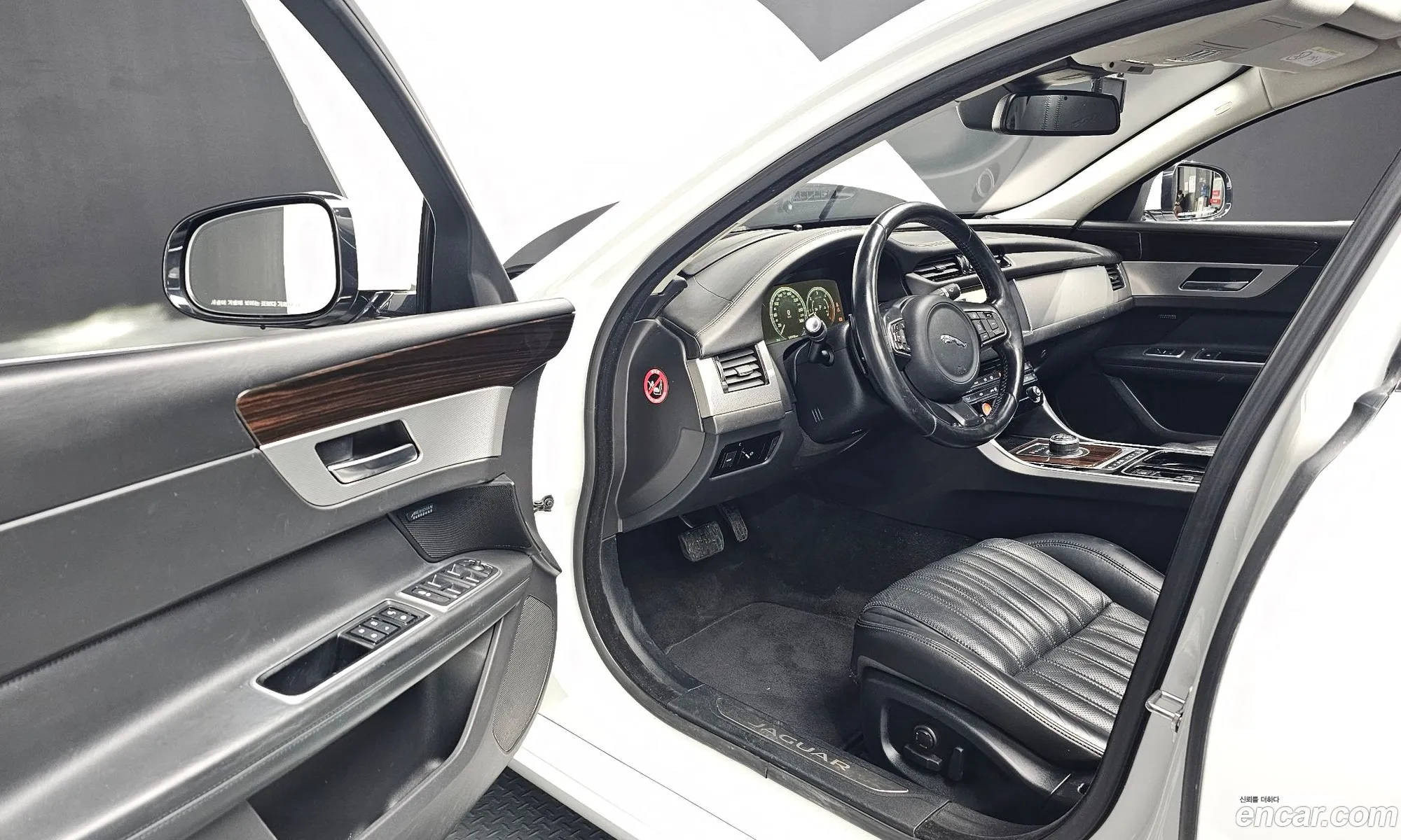 Jaguar XF 2016 SAJBB4BN1HCY35250 — 19