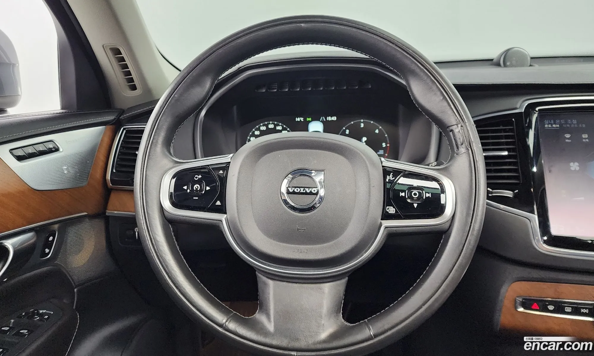 Volvo XC90 2017 YV1LF68BCH1164482 — 2