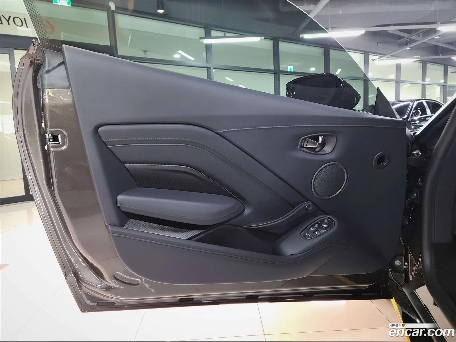 Aston Martin Vantage 2022 — 20