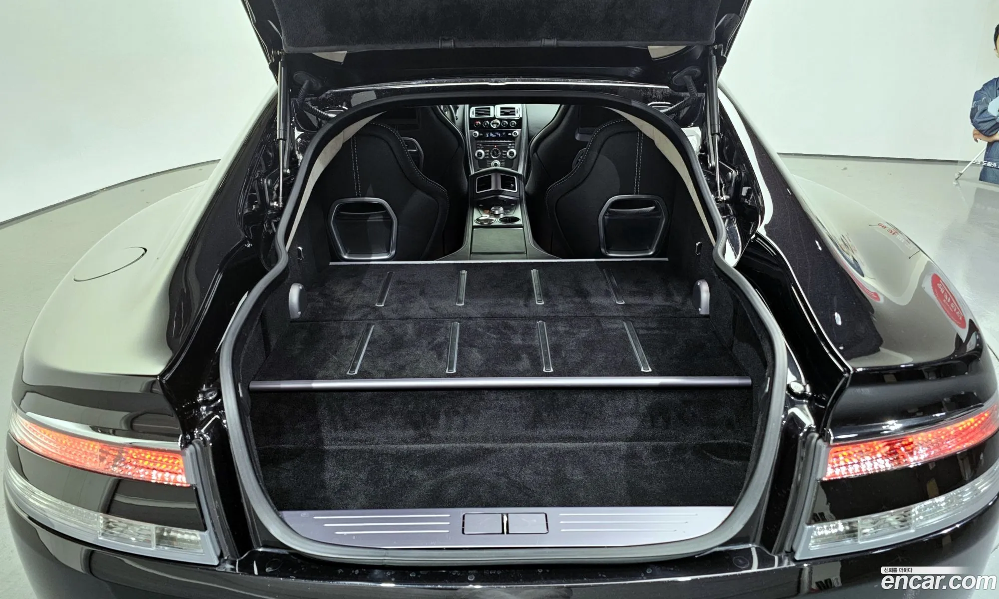 Aston Martin Rapide 2010 — 18