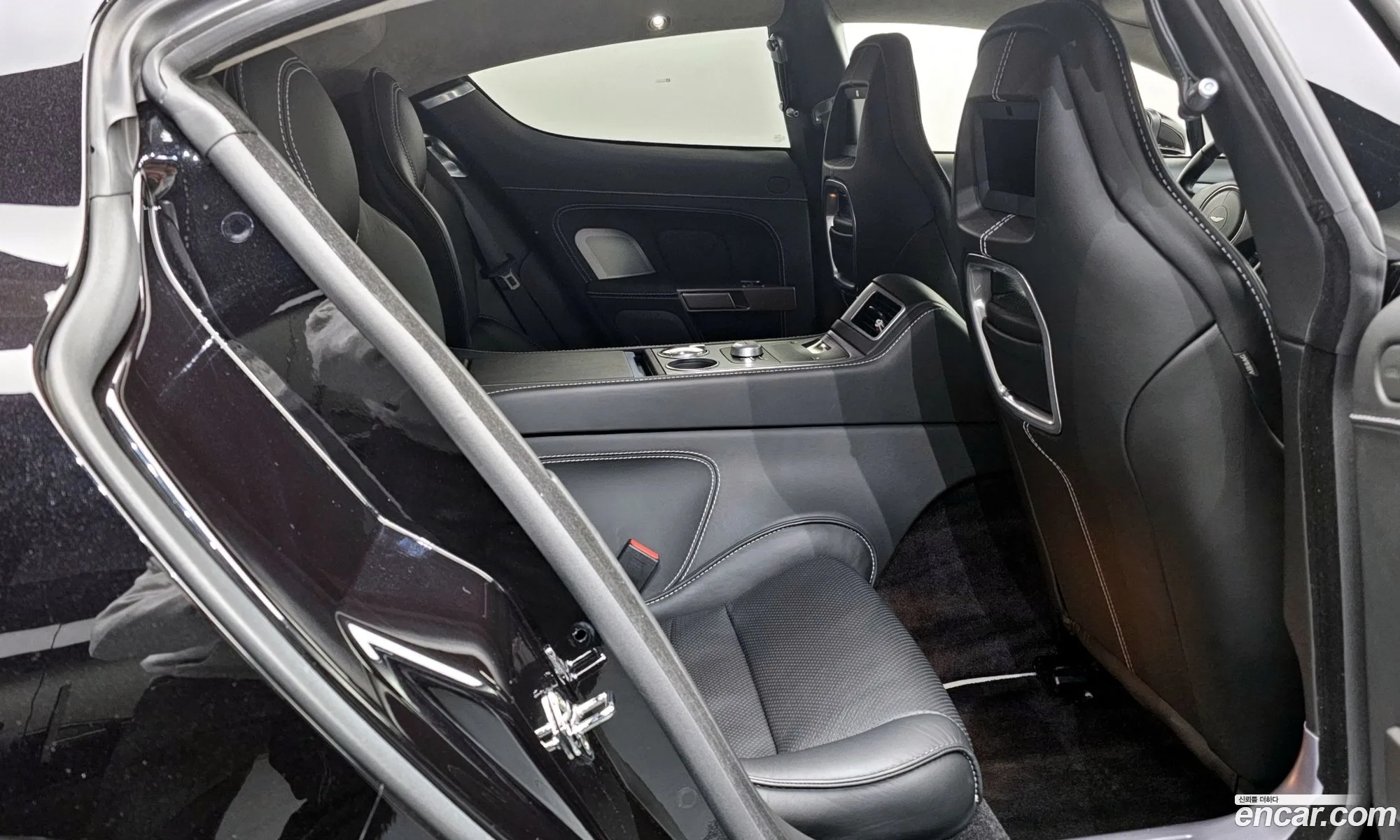 Aston Martin Rapide 2010 — 8