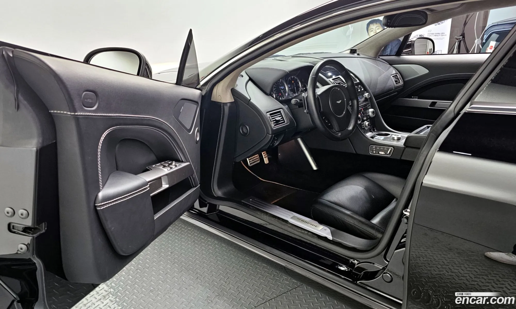 Aston Martin Rapide 2010 — 14