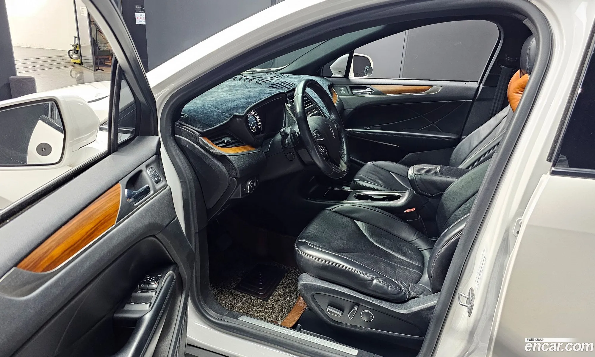 Lincoln MKC 2017 5LMCJ3D92HUL53888 — 14