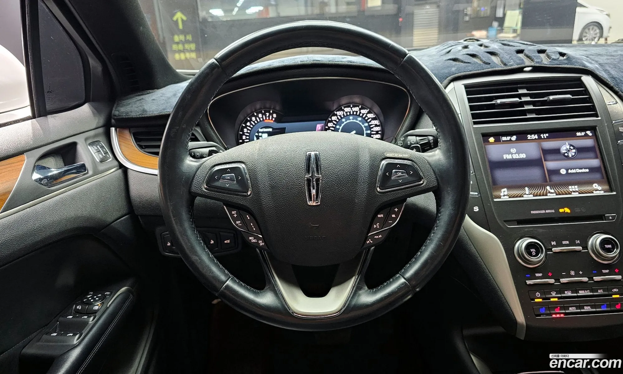 Lincoln MKC 2017 5LMCJ3D92HUL53888 — 10
