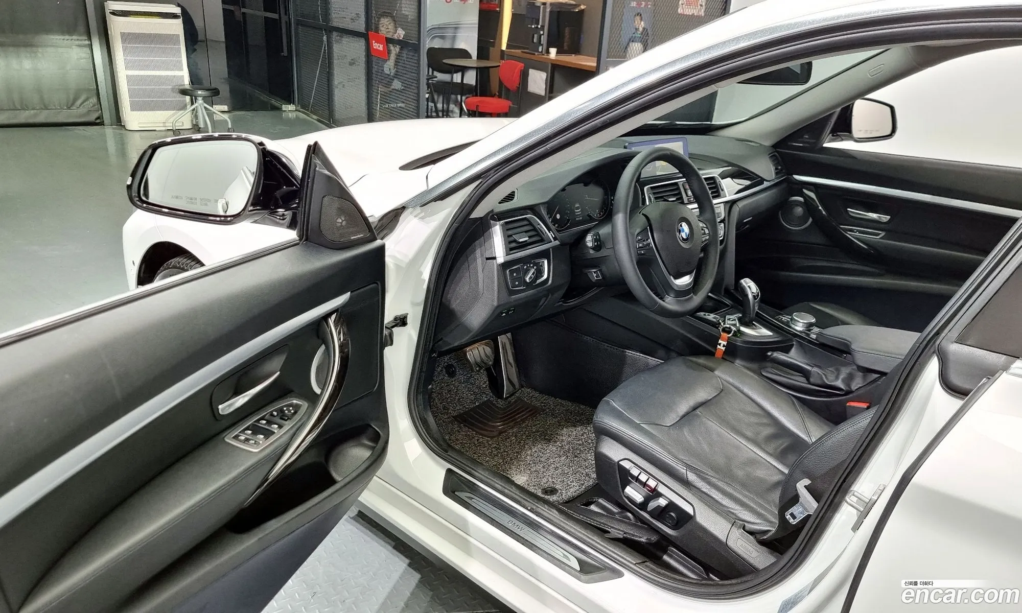 BMW 3 Series GT 2018 WBA8T310XJGB25624 — 16