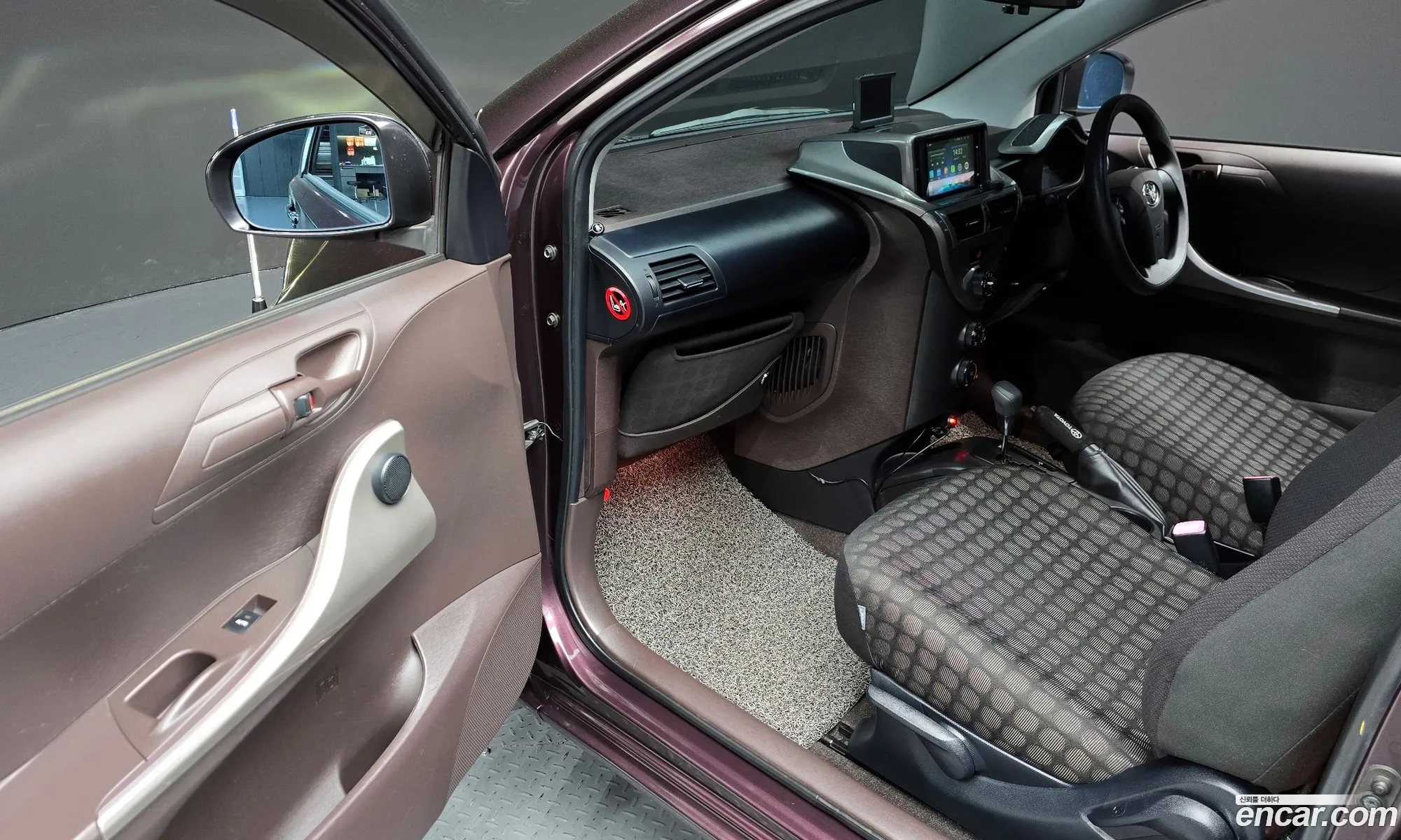 Toyota iQ 2010 KL90B3A8GAKZ00003 — 10
