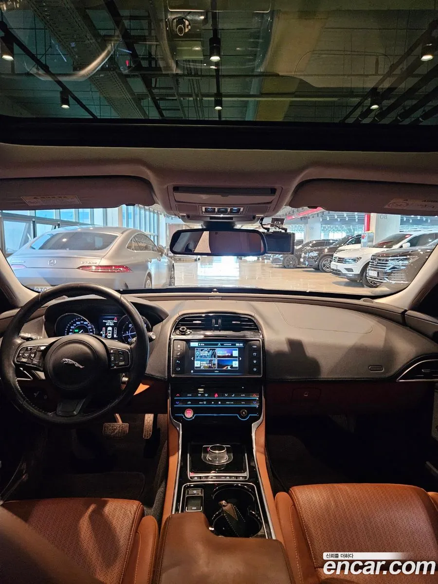 Jaguar XE 2016 — 13