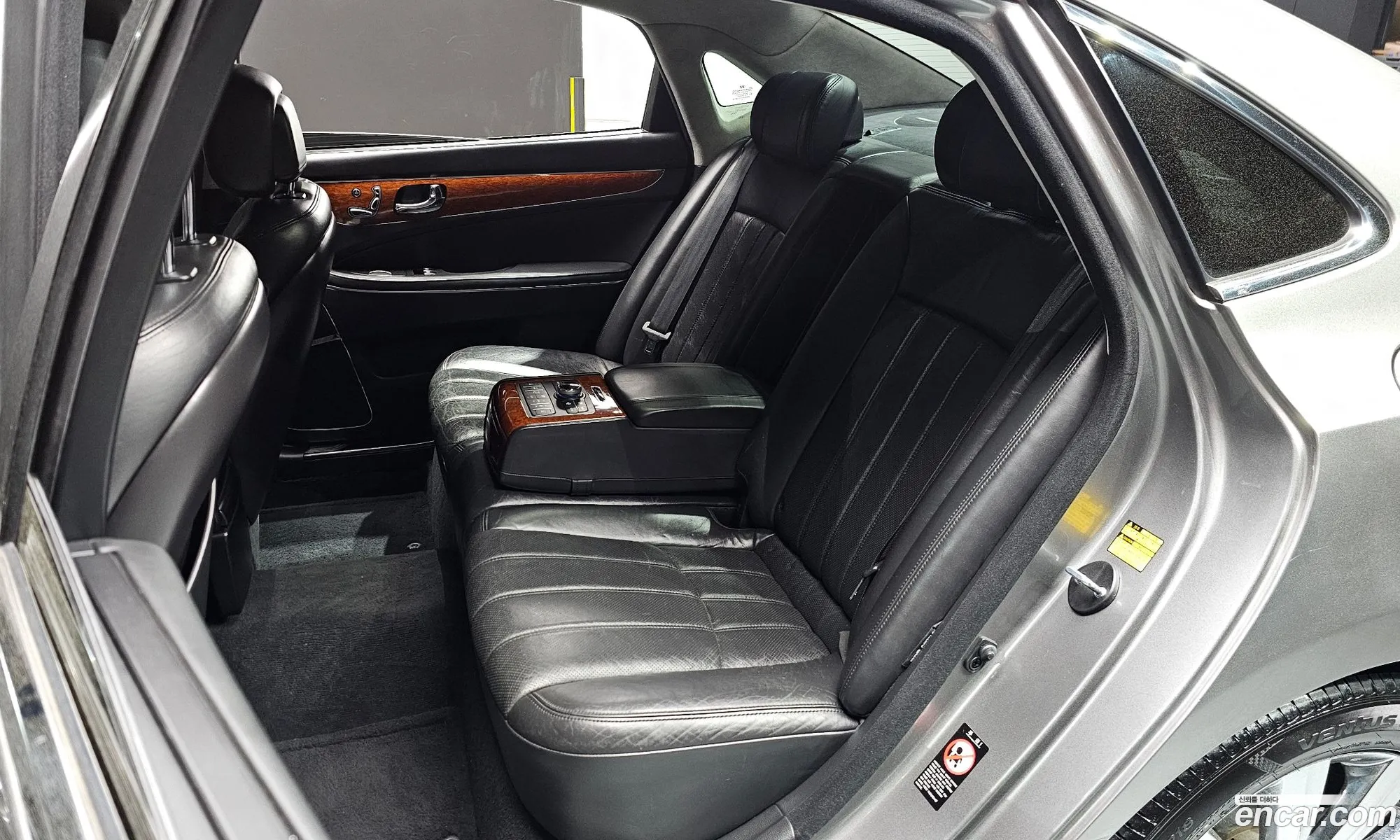 Hyundai Equus 2009 — 17