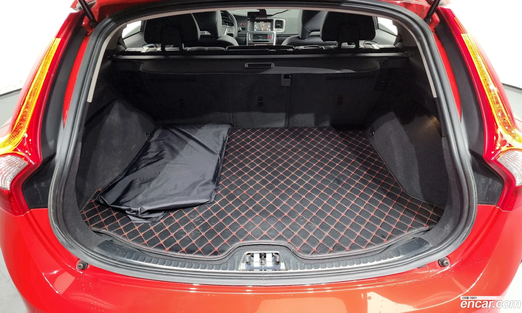 Volvo V60 2018 YV1FW79B0J2397821 — 3