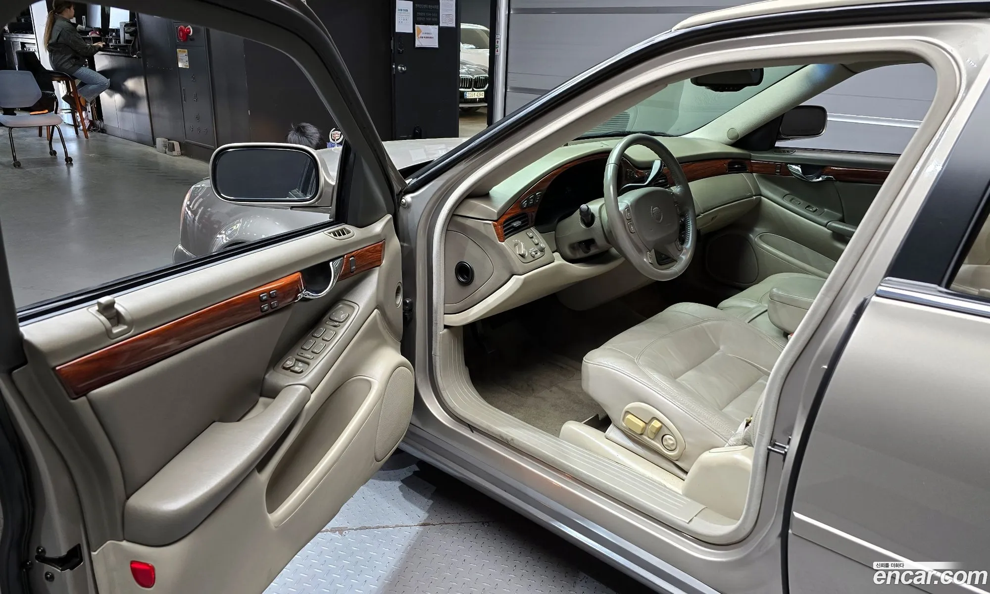 Cadillac DeVille 2001 1G6KD54Y81U205282 — 3