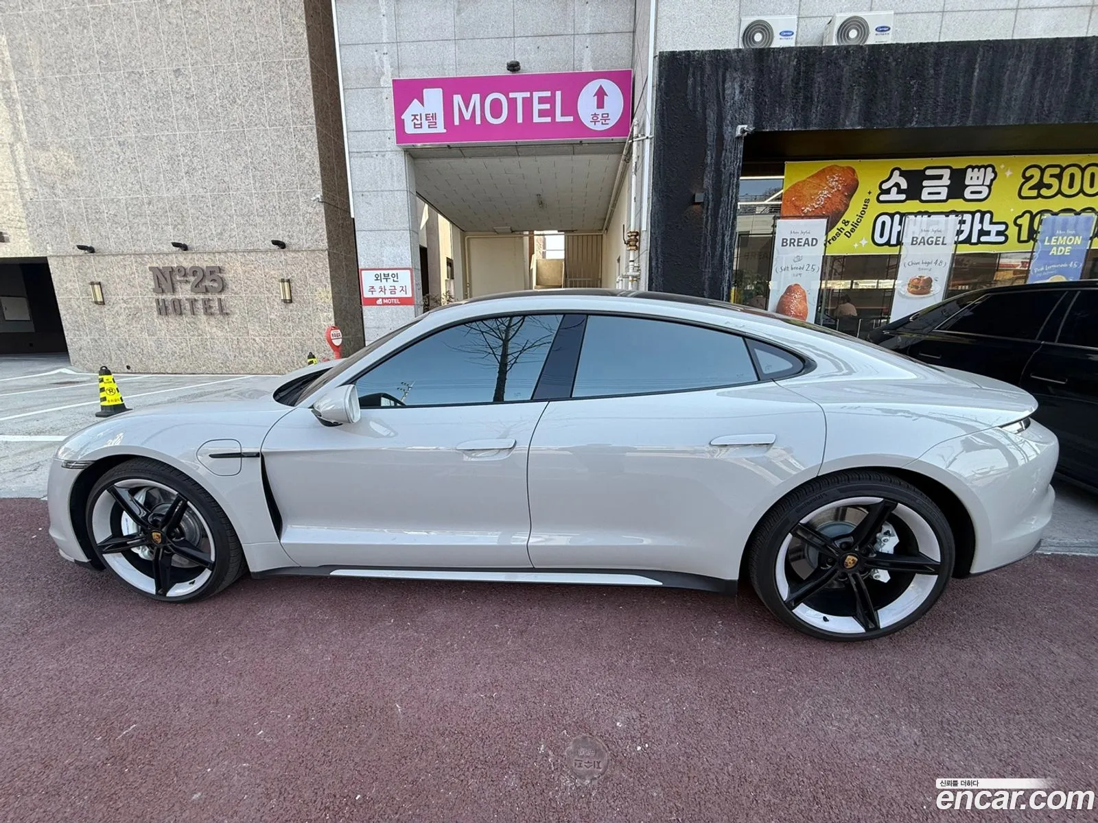 Porsche Taycan 2024 — 3