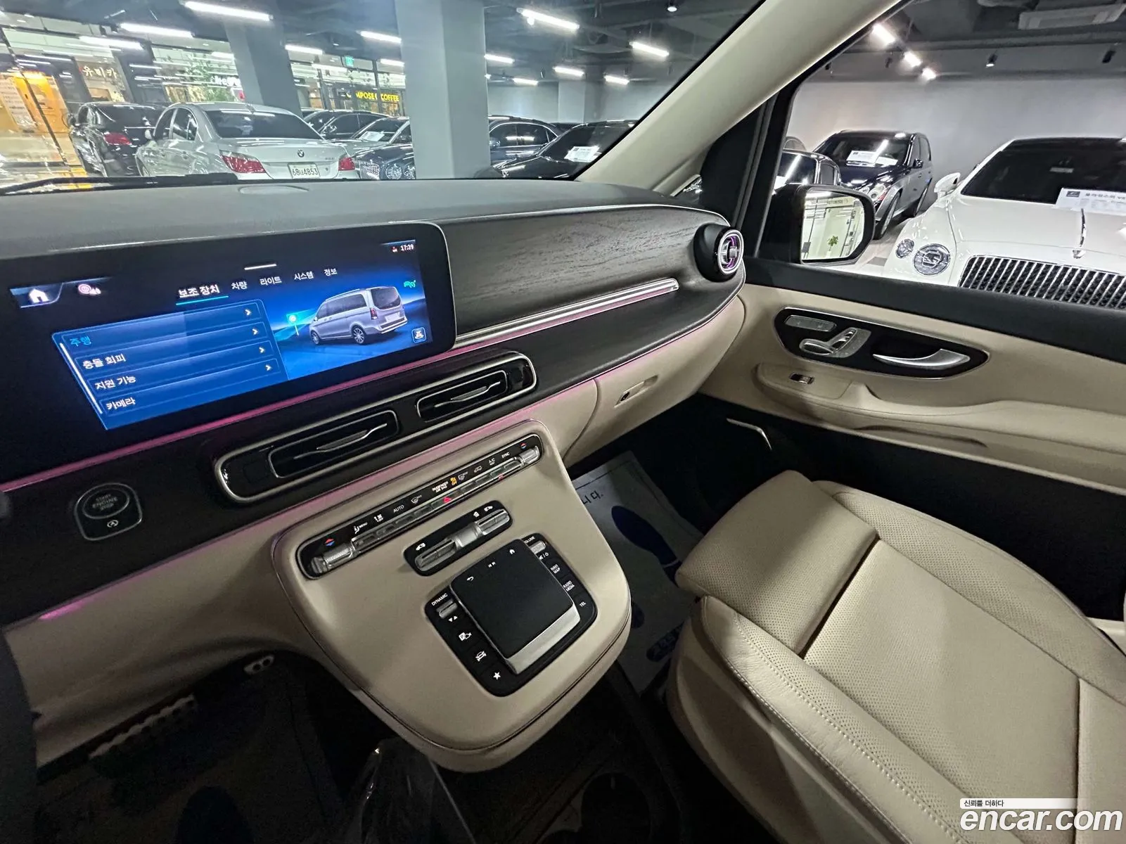 Mercedes-Benz V-Class 2025 — 17