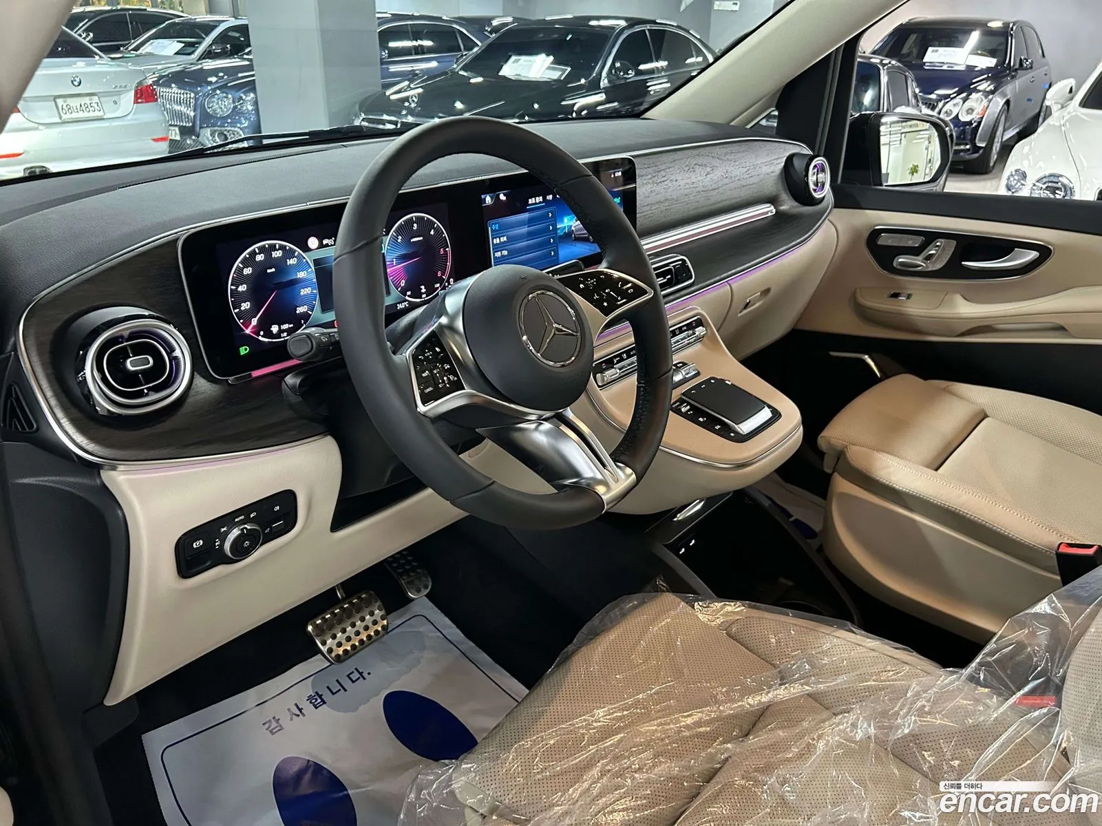Mercedes-Benz V-Class 2025 — 14