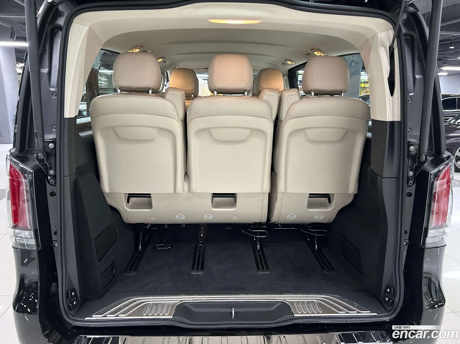Mercedes-Benz V-Class 2025 — 16