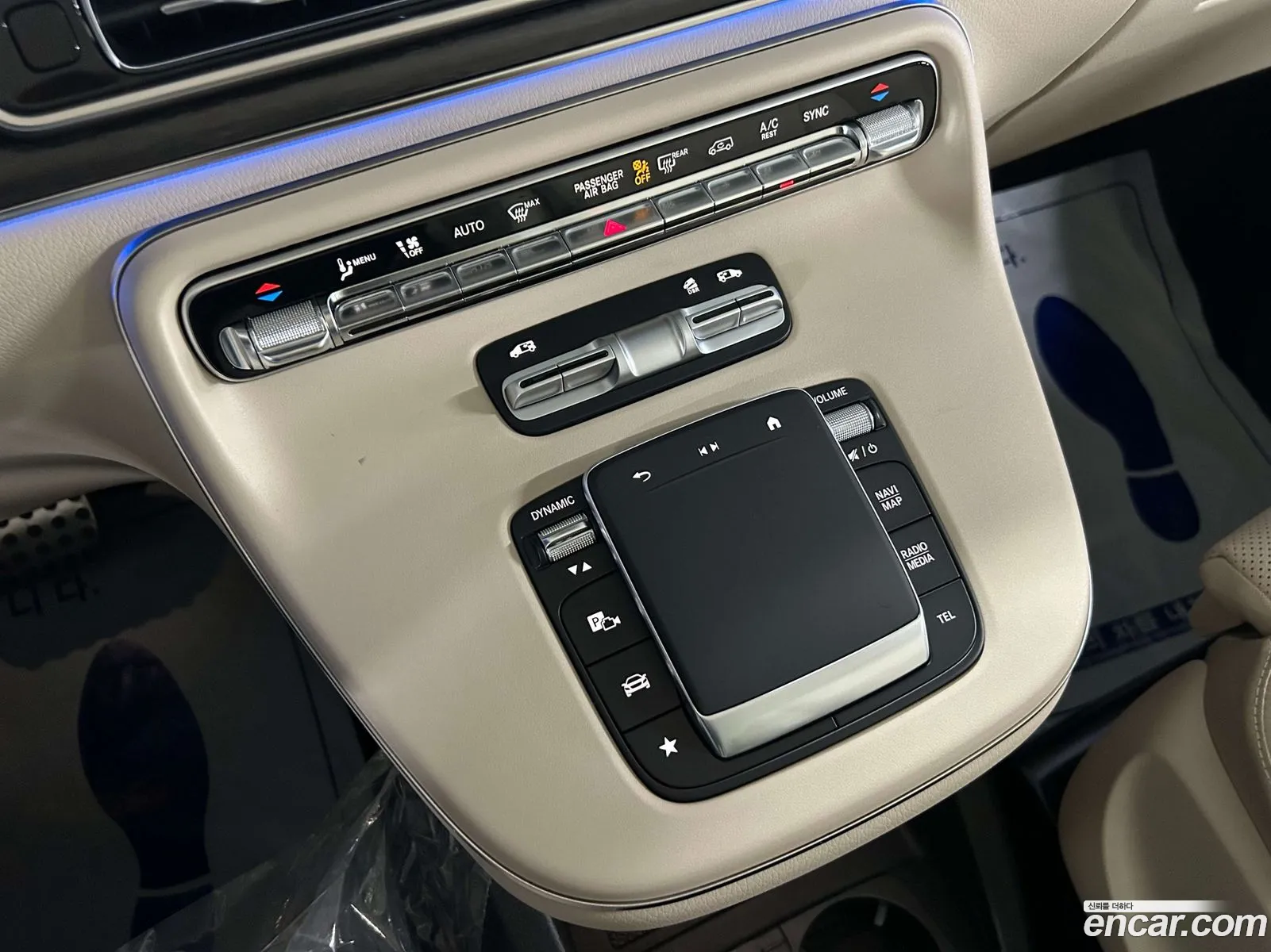 Mercedes-Benz V-Class 2025 — 10