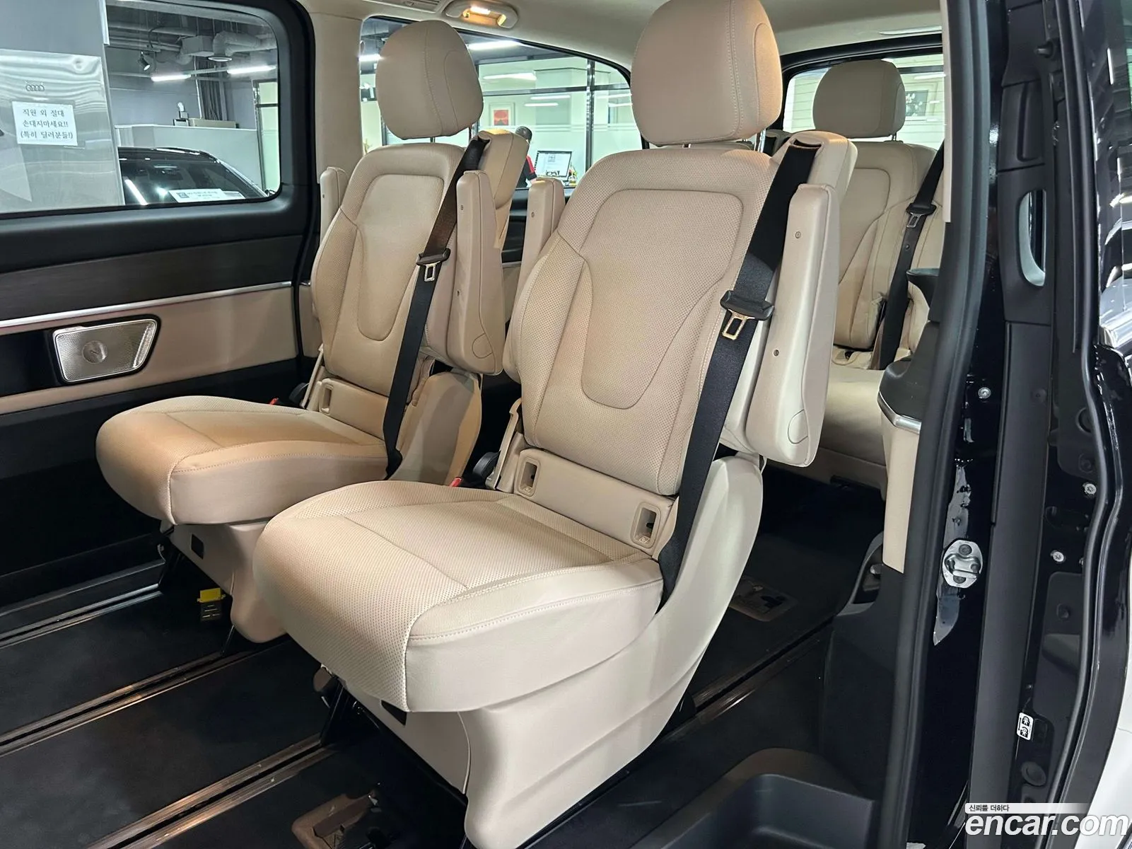 Mercedes-Benz V-Class 2025 — 15
