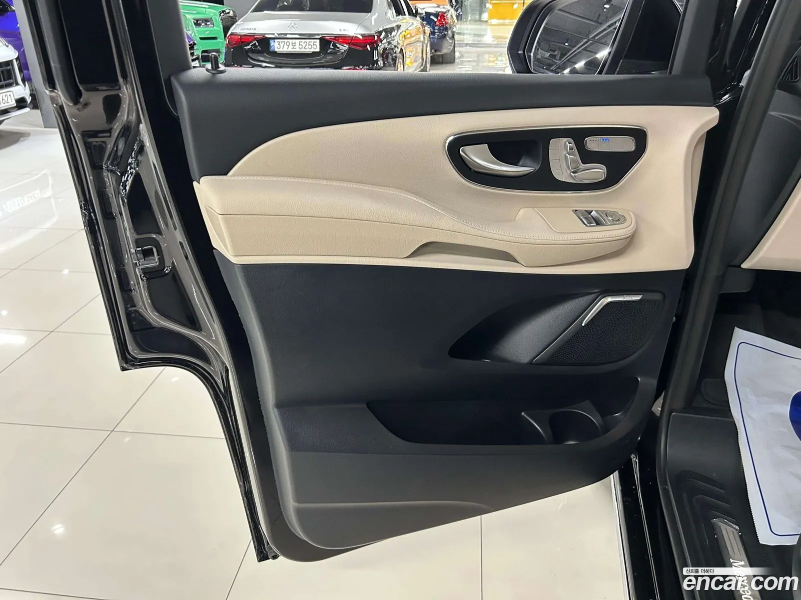 Mercedes-Benz V-Class 2025 — 13