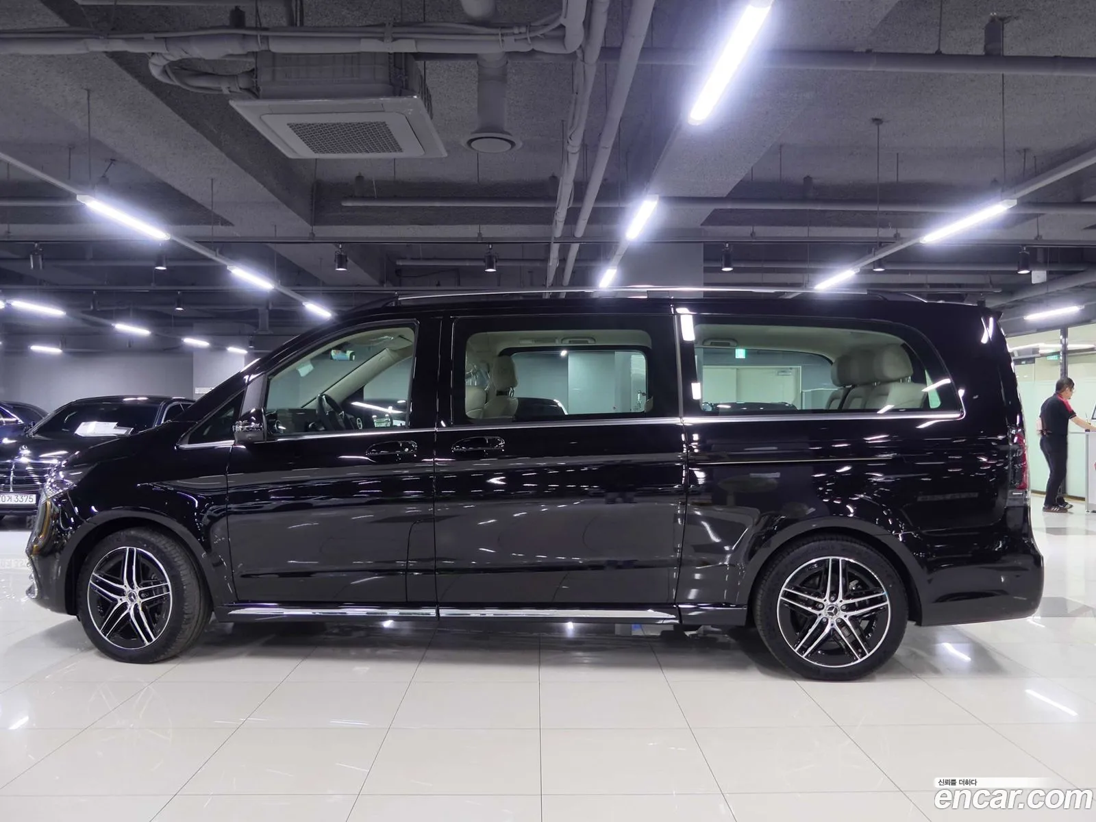 Mercedes-Benz V-Class 2025 — 18