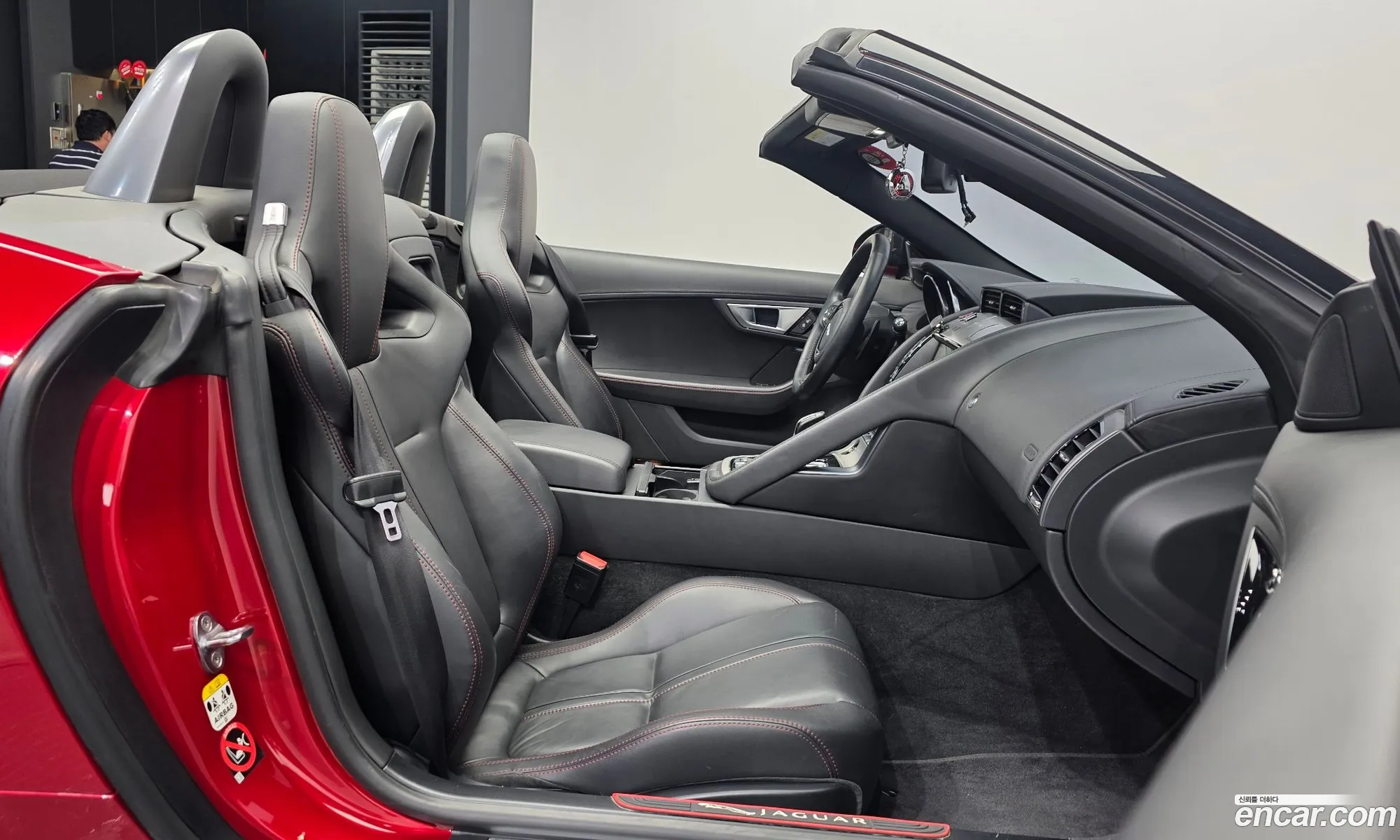 Jaguar F-Type 2017 SAJAA64T3H8K42546 — 5
