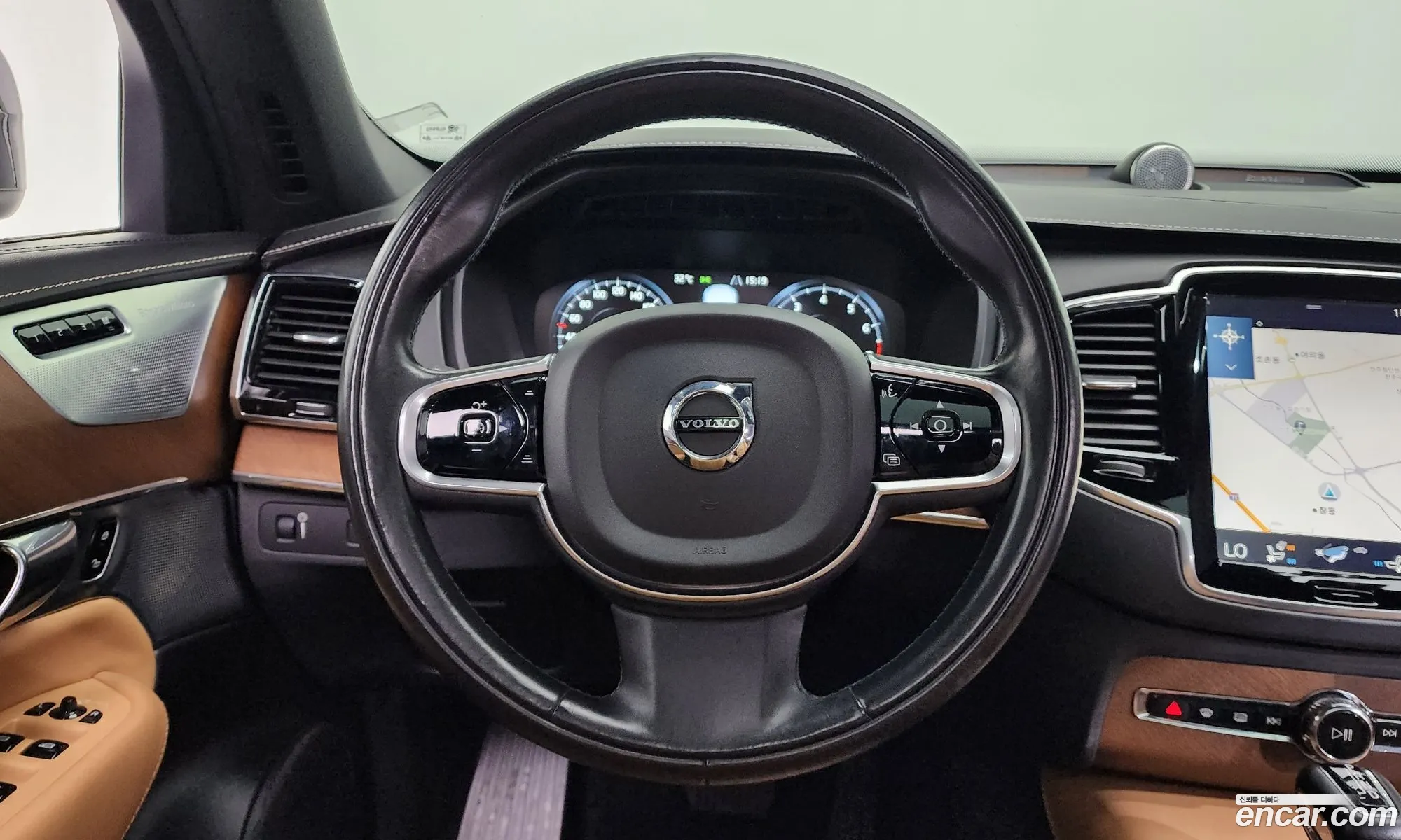 Volvo XC90 2017 YV1LFA22CH1147652 — 15