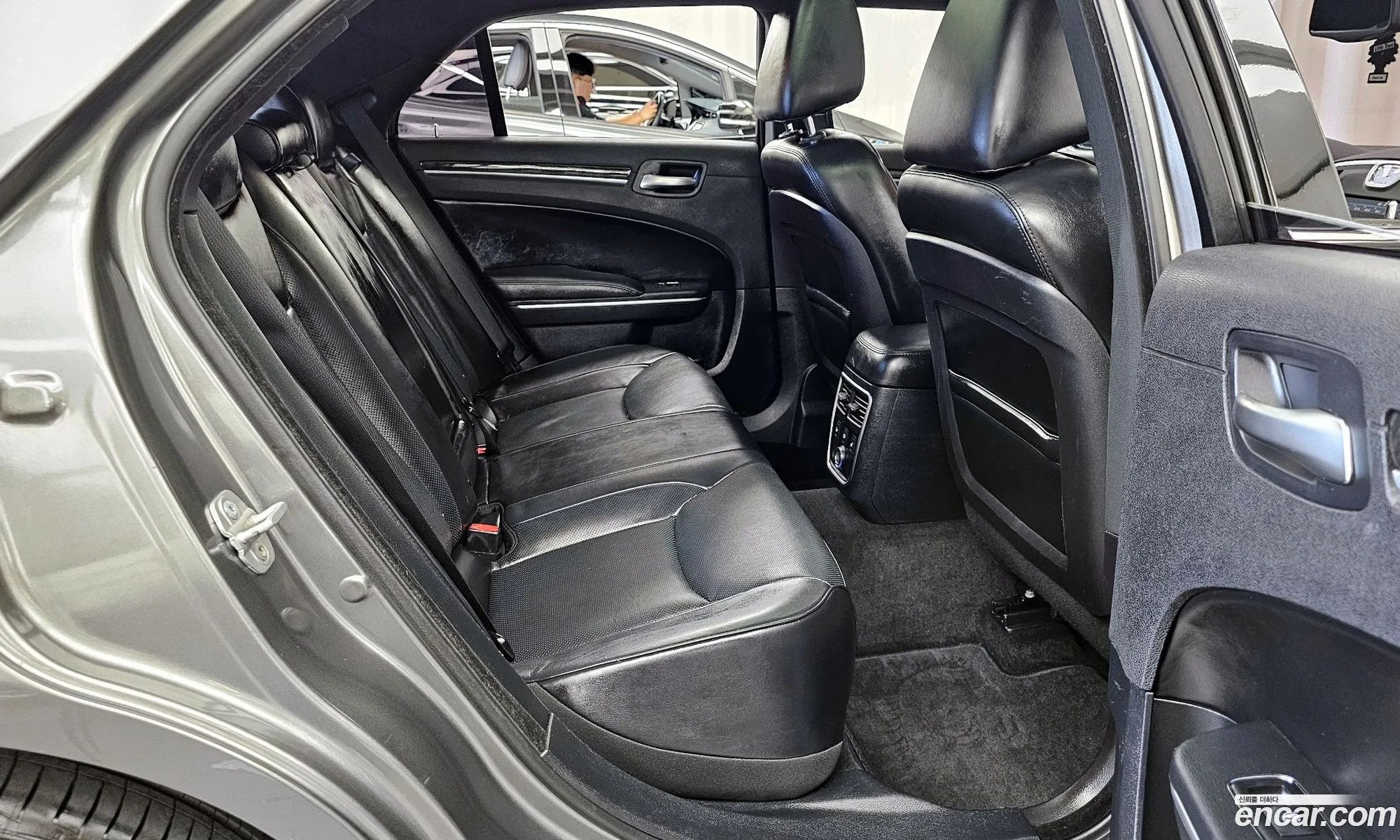Chrysler 300C 2012 2C3CCACG8CH236158 — 4