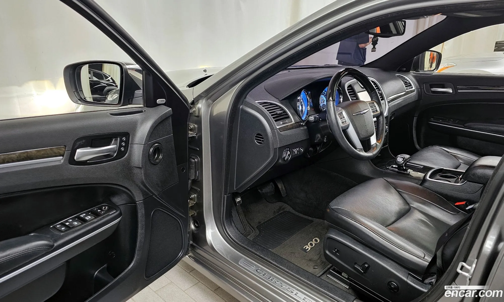 Chrysler 300C 2012 2C3CCACG8CH236158 — 8