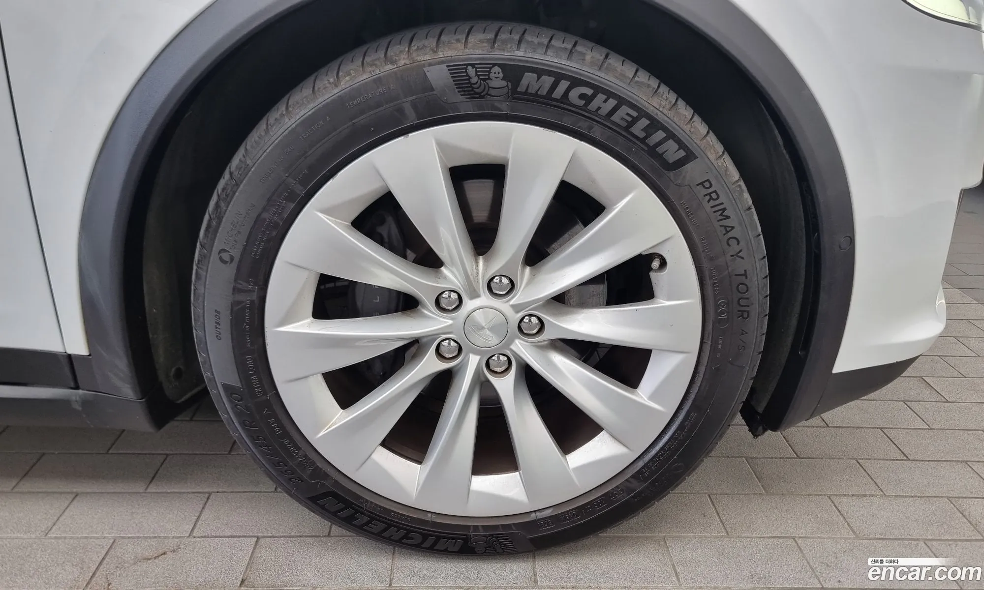 Tesla Model X 2018 5YJXCBE21JF129718 — 3