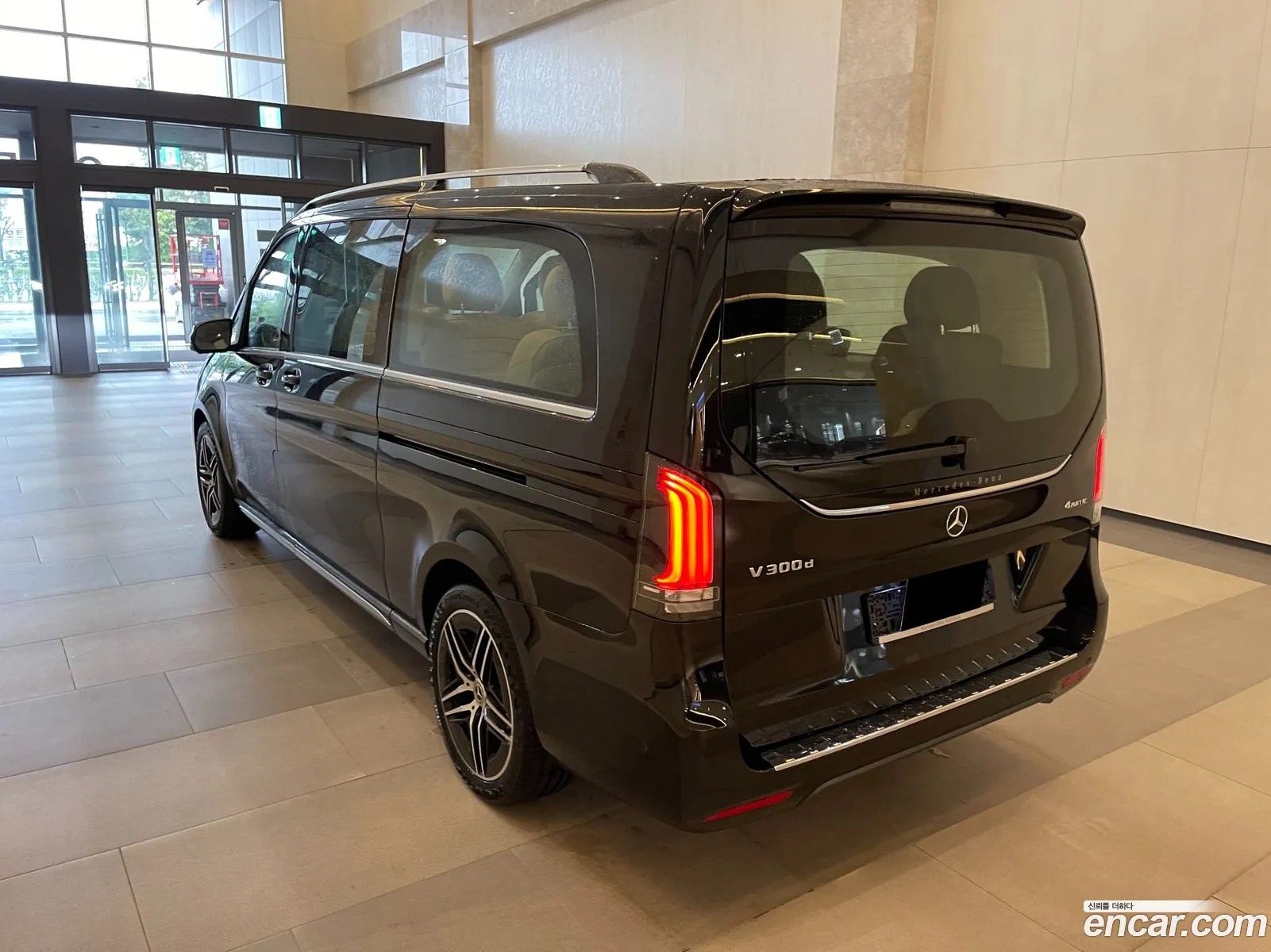 Mercedes-Benz V-Class 2025 — 10