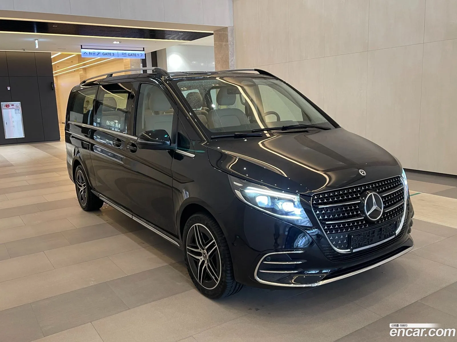 Mercedes-Benz V-Class 2025 — 17