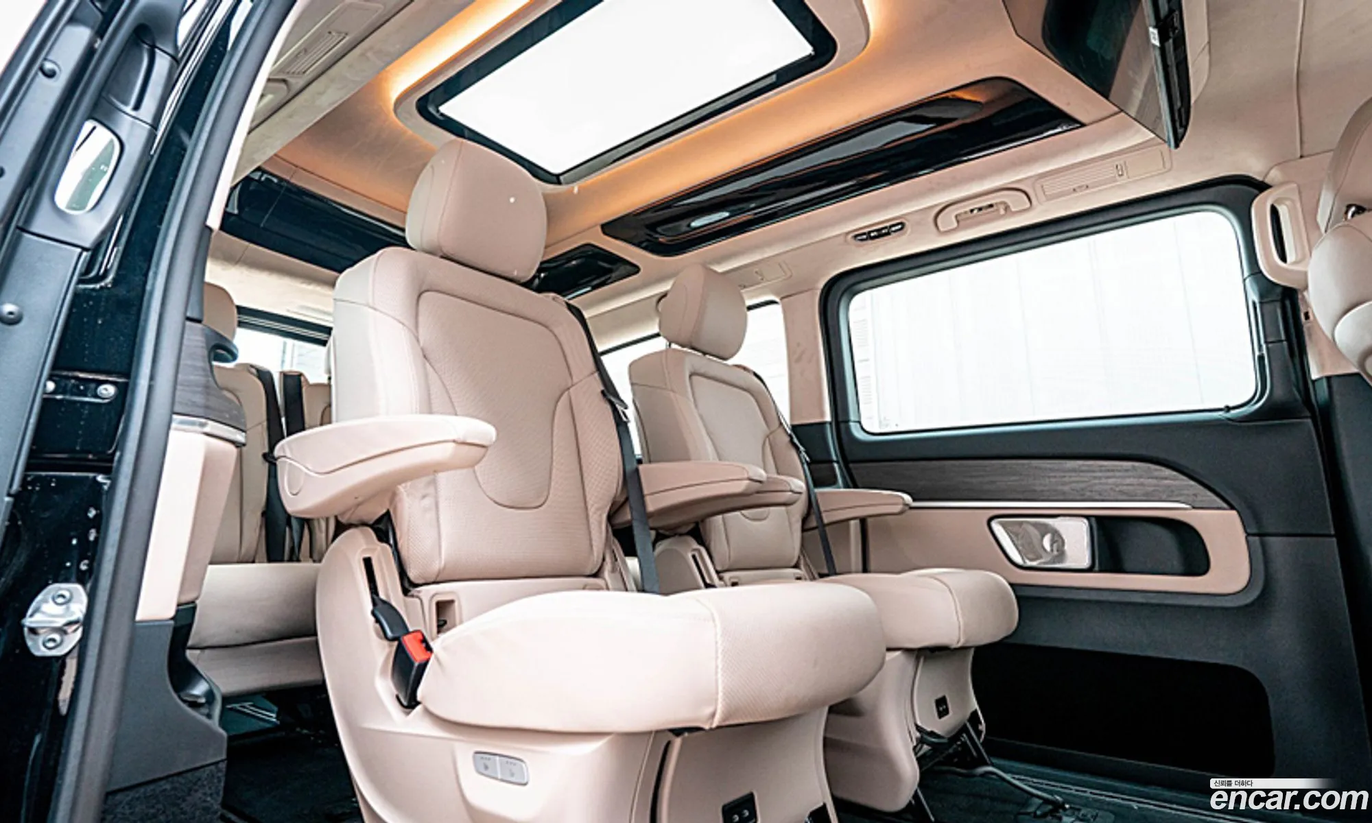 Mercedes-Benz V-Class 2025 — 11