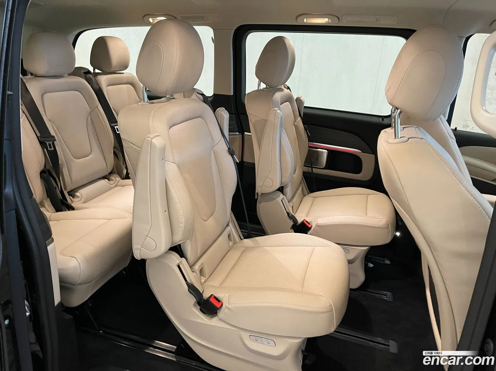 Mercedes-Benz V-Class 2025 — 12
