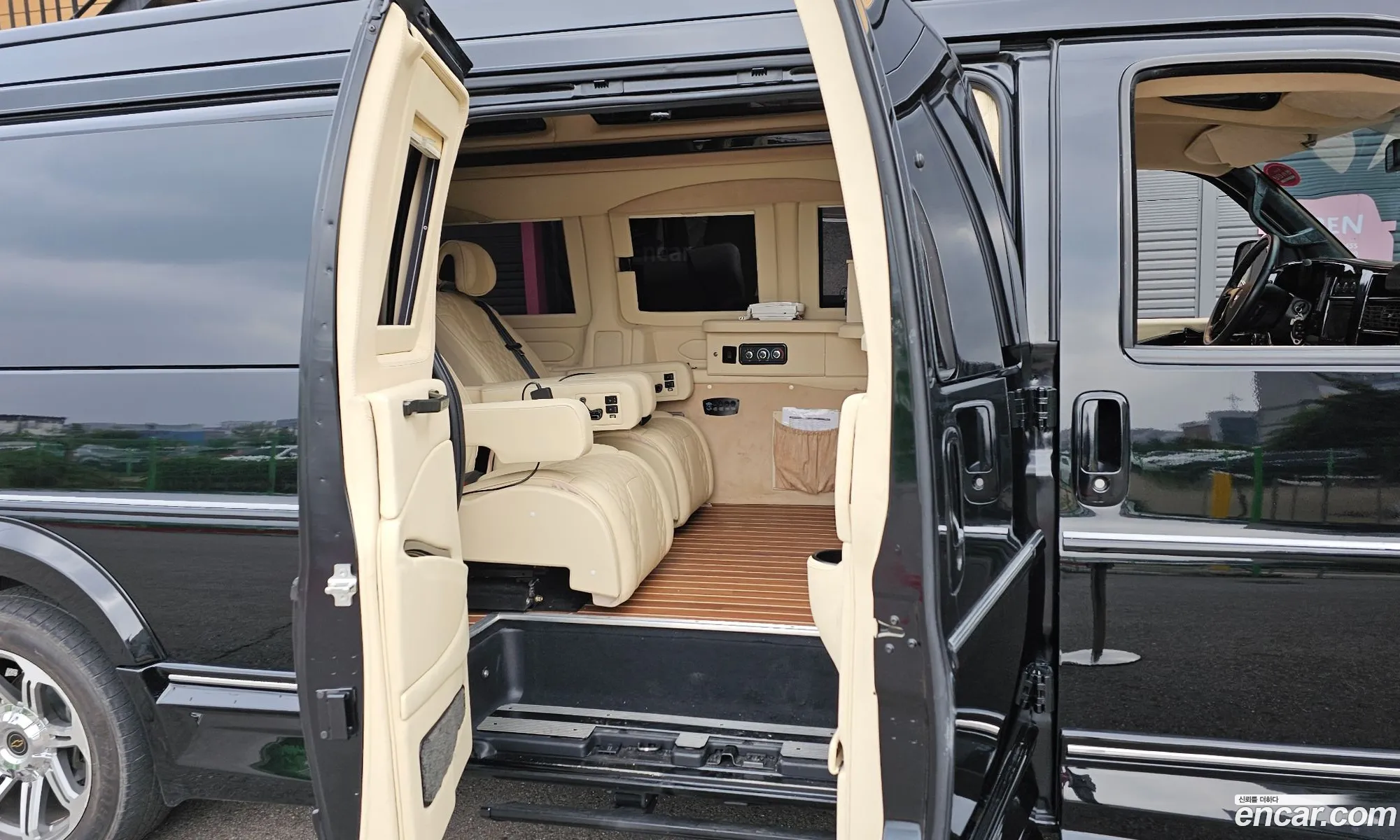Chevrolet Express Van 2017 1GCWGBFG000000000 — 3