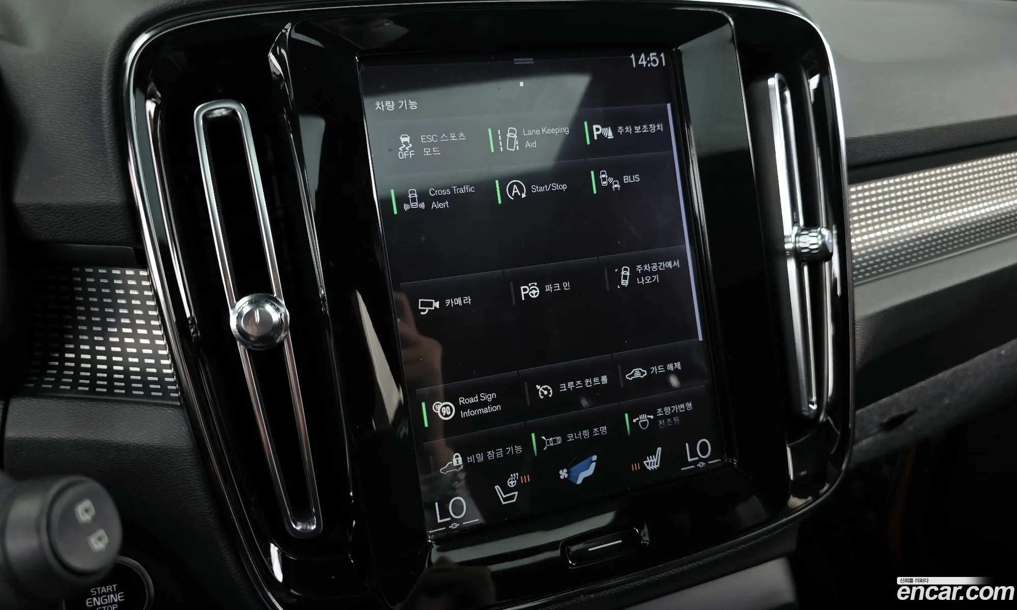 Volvo XC40 2019 YV1XZACACK2149553 — 12