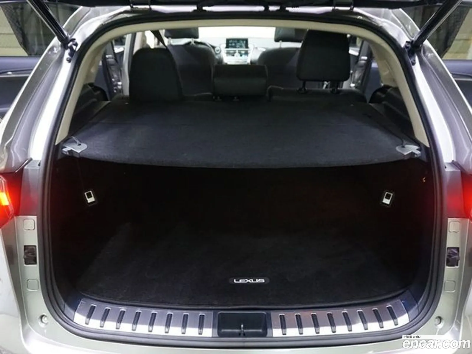 Lexus NX300h 2017 — 16
