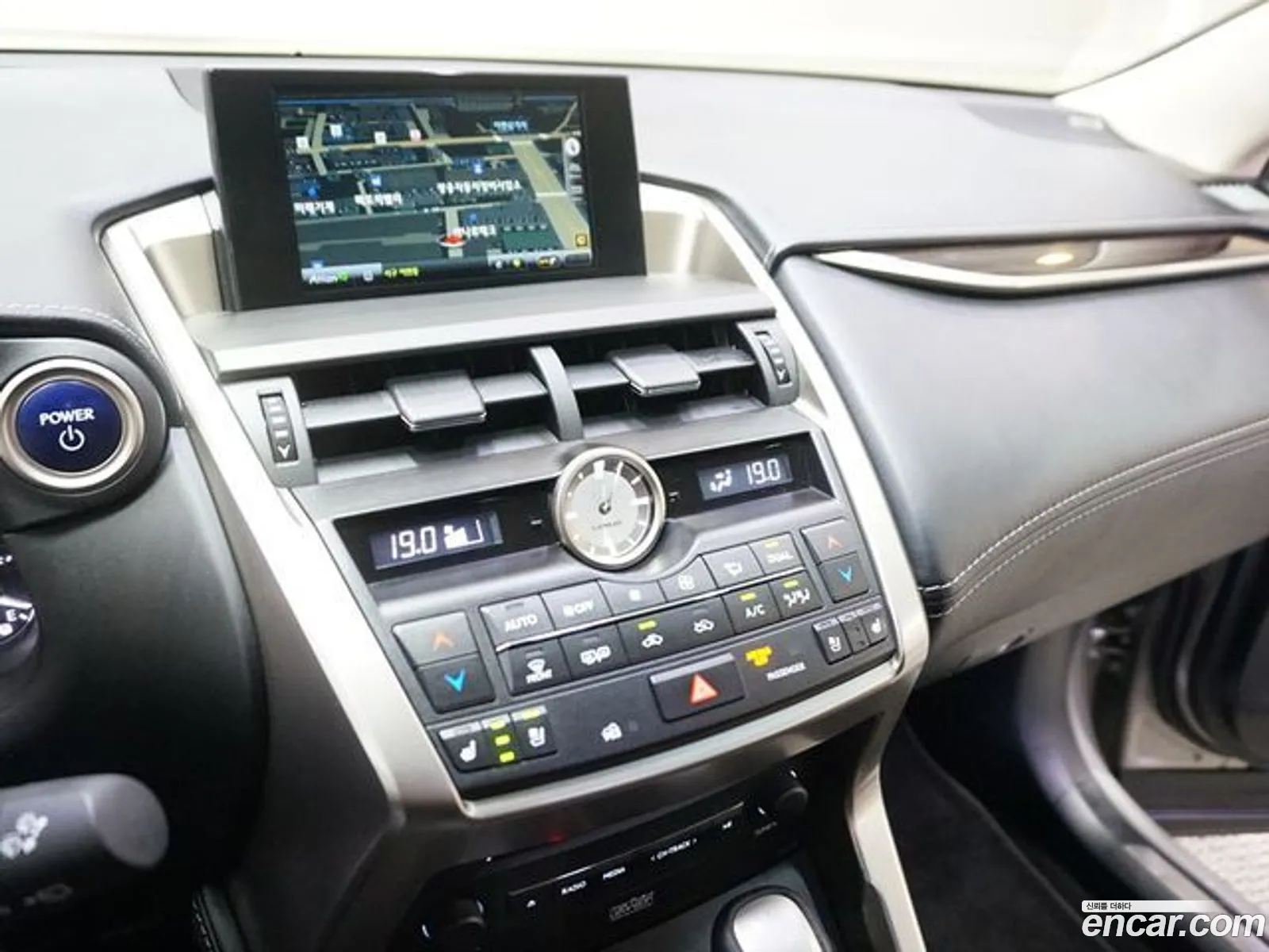 Lexus NX300h 2017 — 19