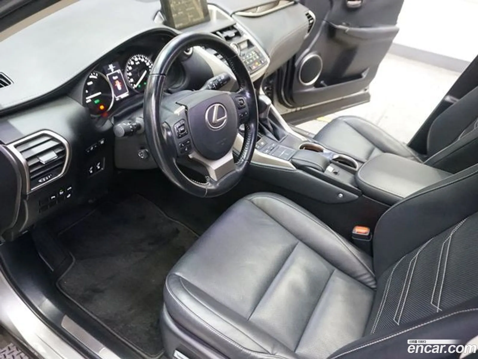 Lexus NX300h 2017 — 15