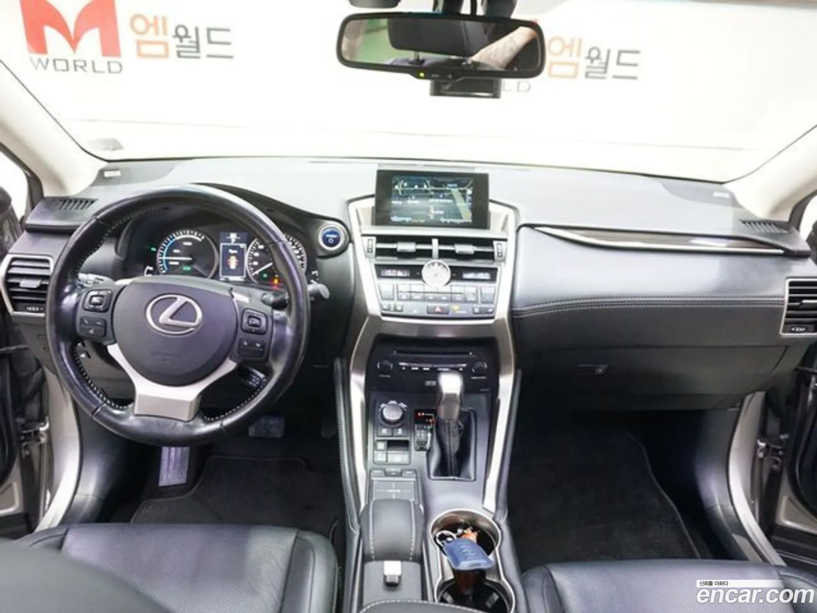 Lexus NX300h 2017 — 11