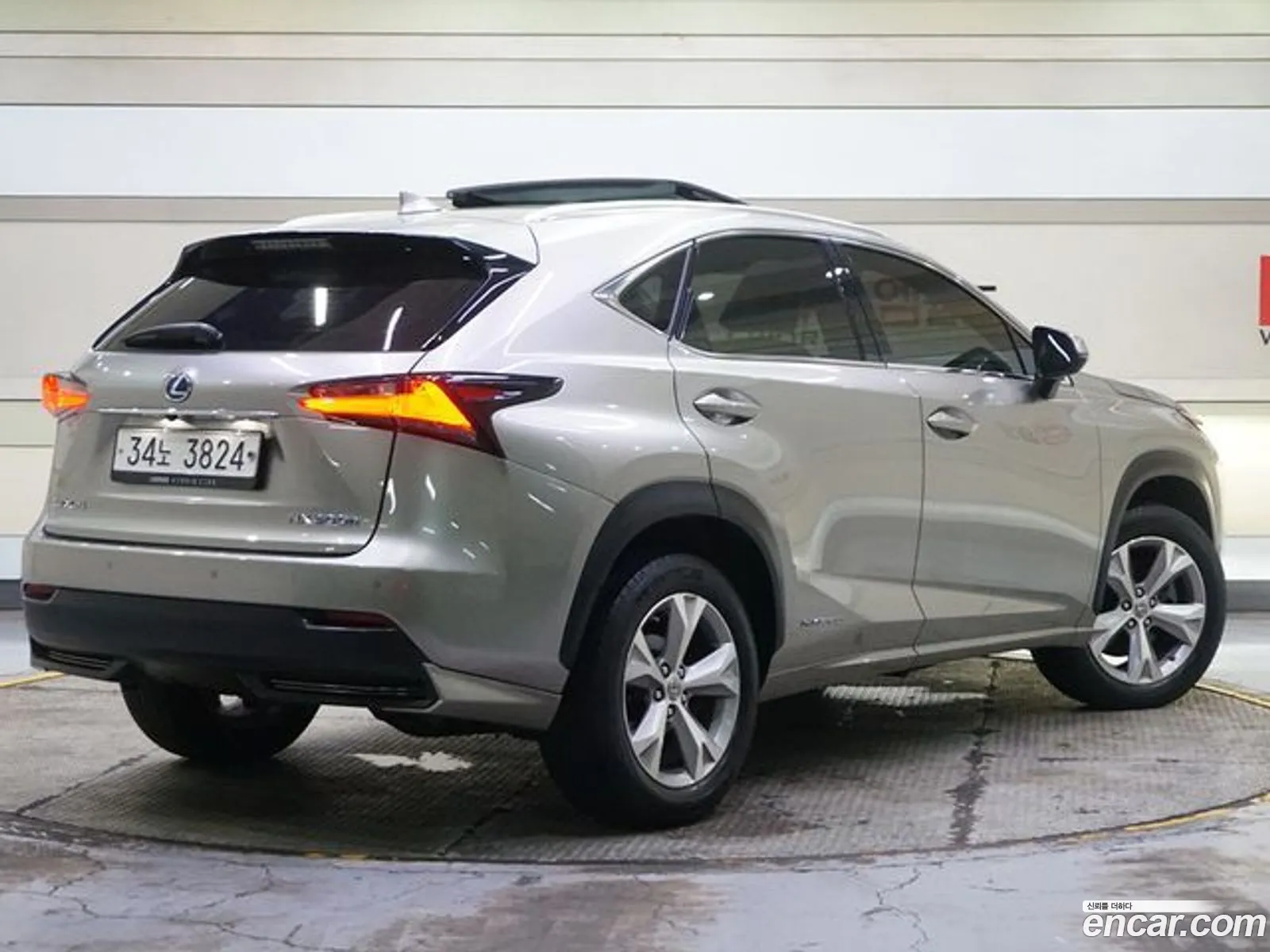 Lexus NX300h 2017 — 9