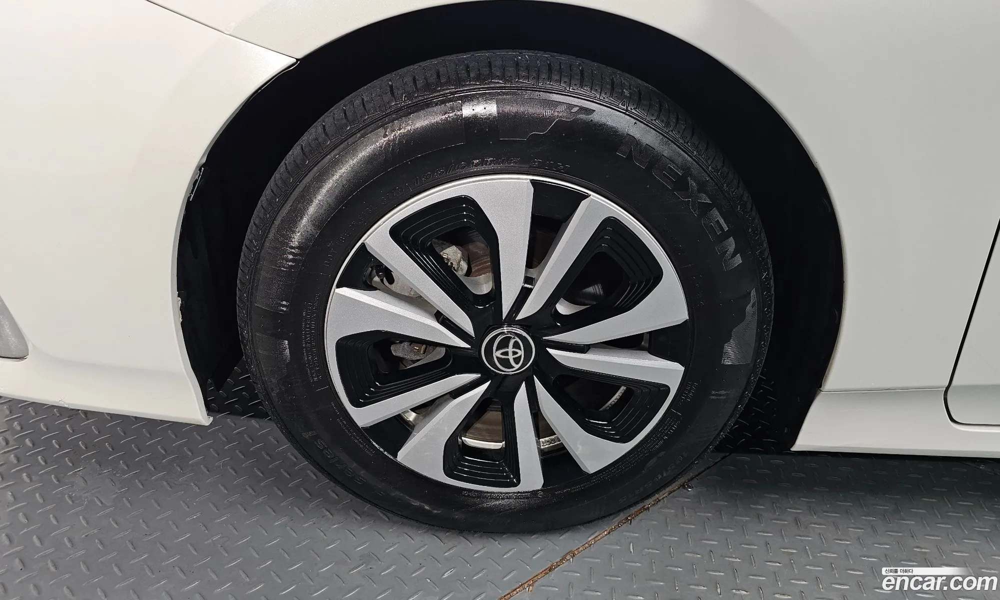 Toyota Prius Prime 2017 JTDKARFP7H3015250 — 18