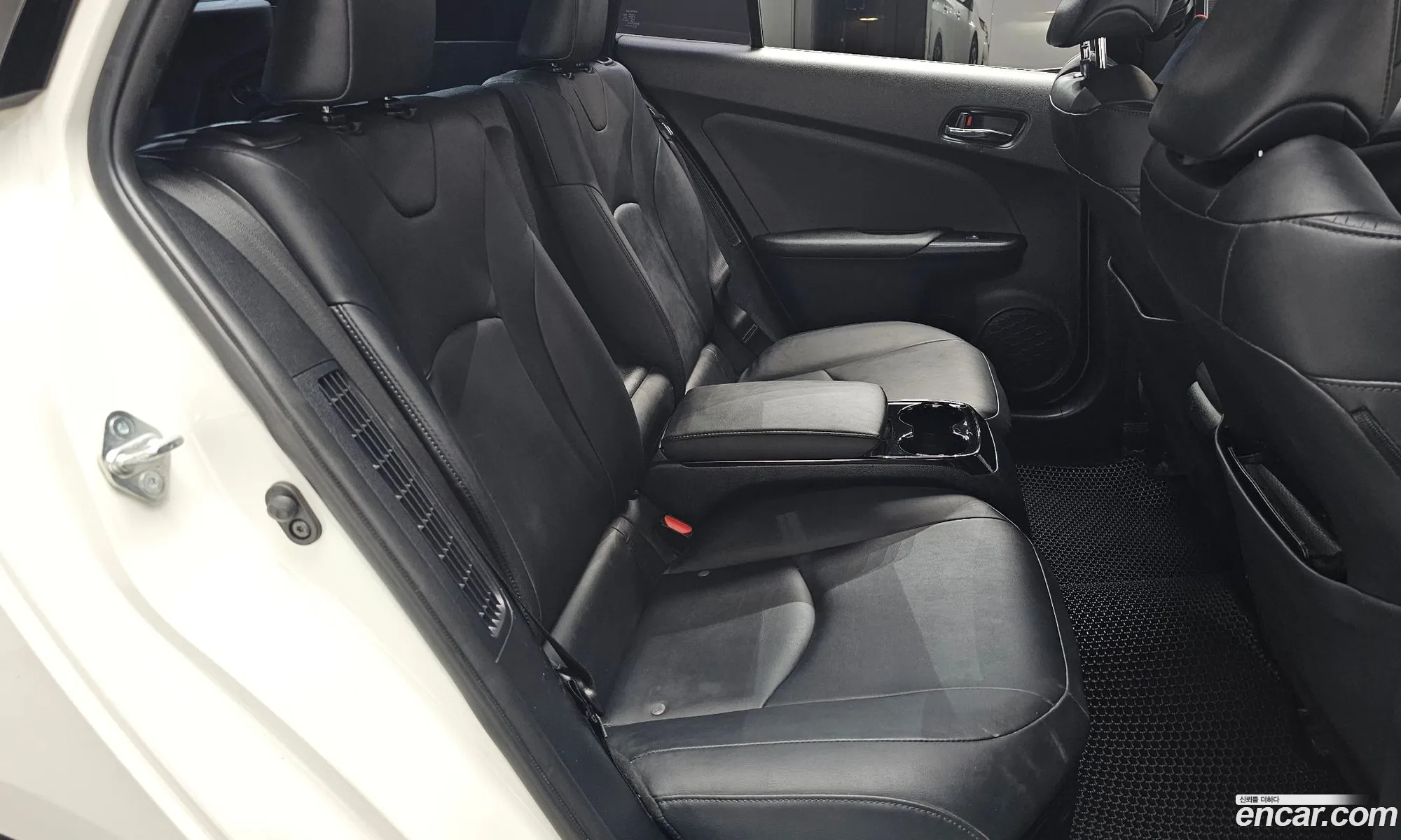 Toyota Prius Prime 2017 JTDKARFP7H3015250 — 4