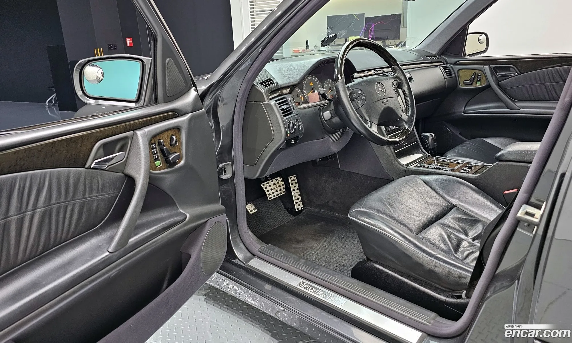 Mercedes-Benz E-Class W210 2002 WDBJF48J12B480028 — 17
