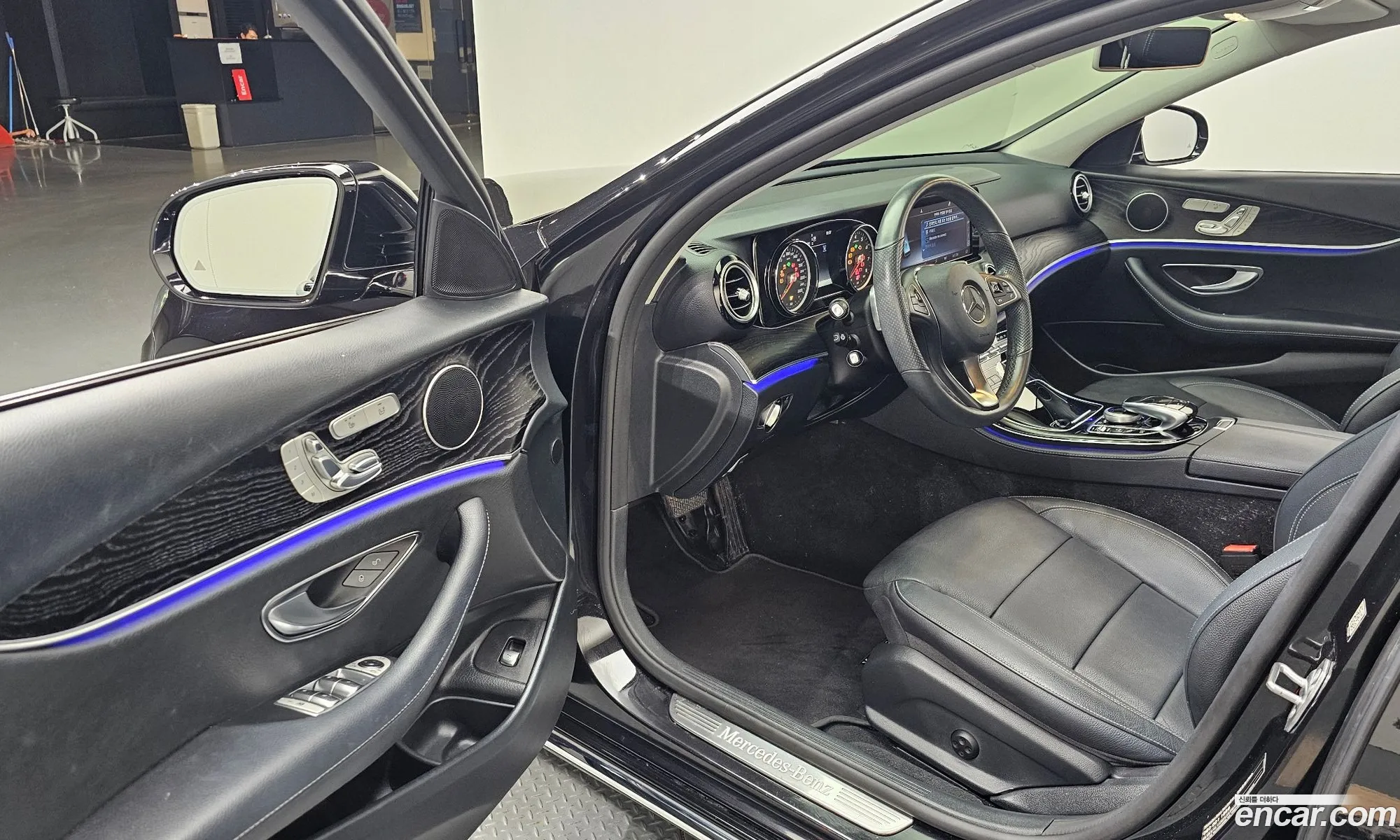 Mercedes-Benz E-Class W213 2017 WDDZF4CB4JA295874 — 14